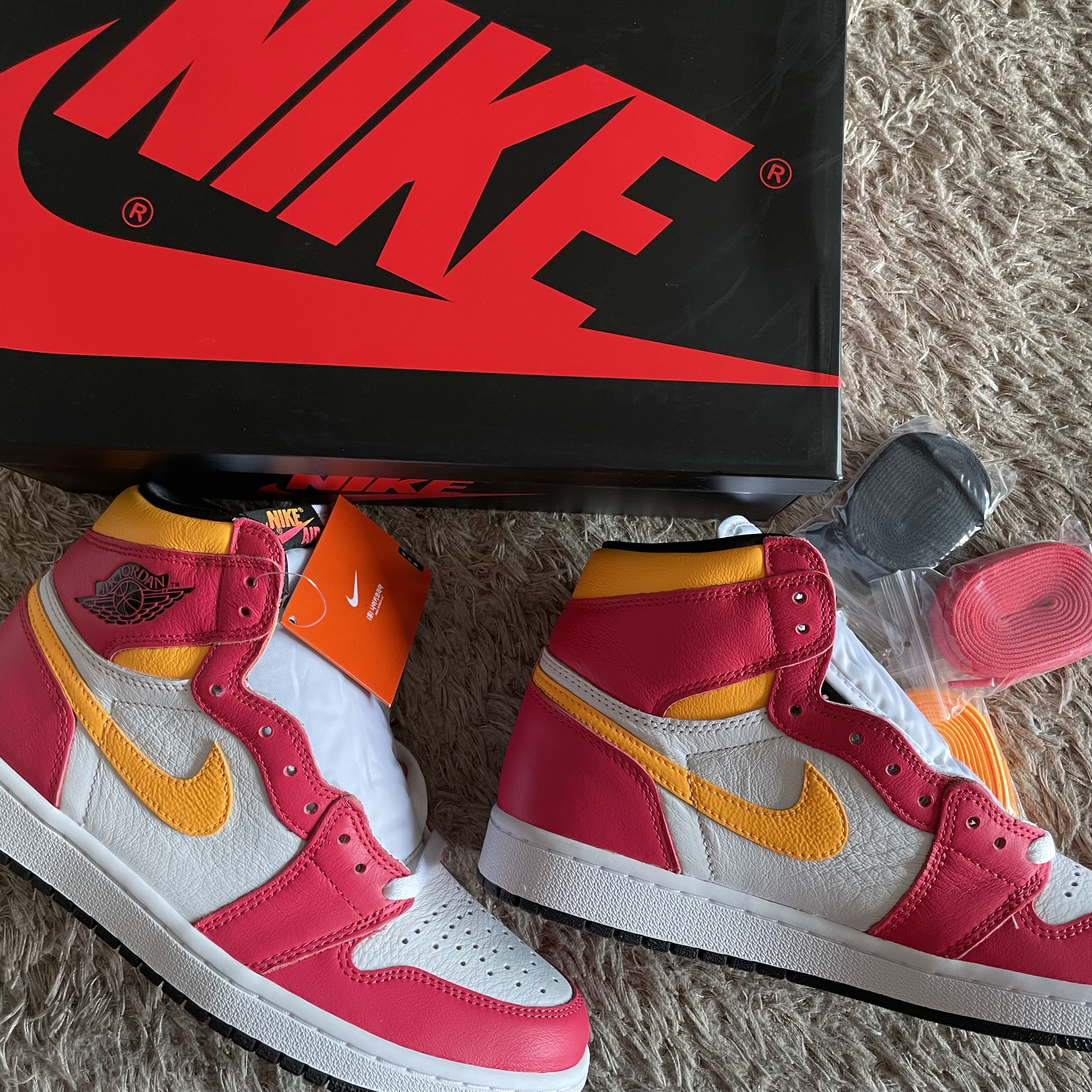Jordan 1 Retro High OG Light Fusion Red 착용 스타일 - 1