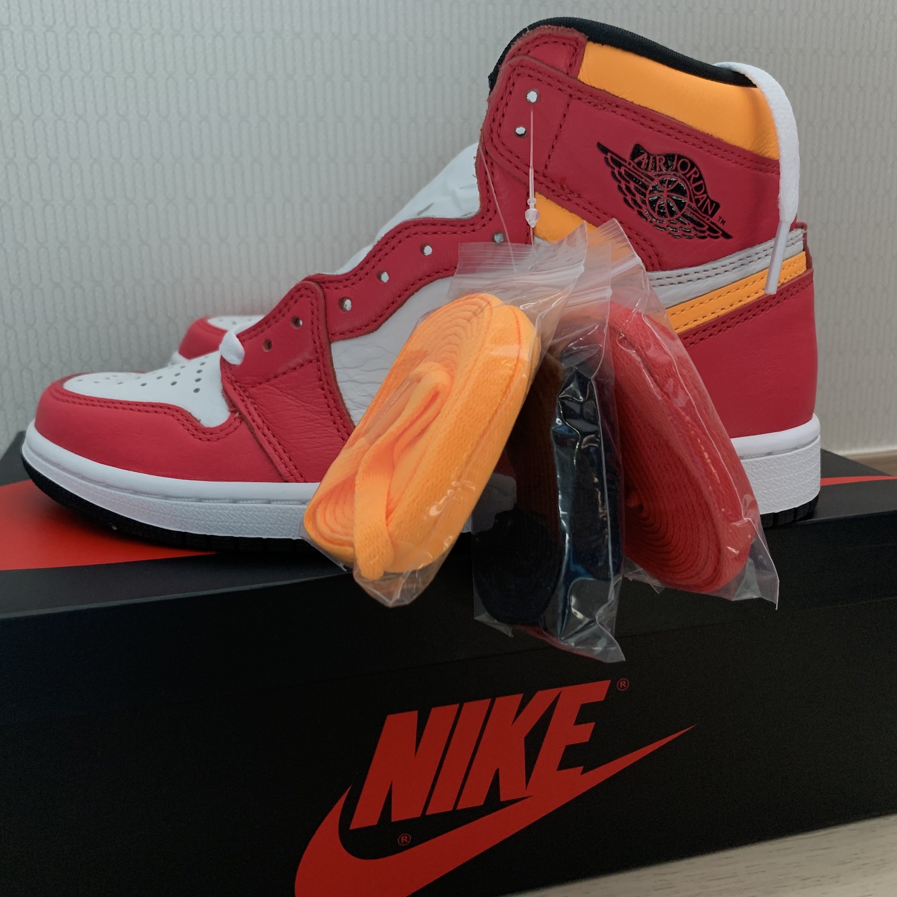 Jordan 1 Retro High OG Light Fusion Red 착용 스타일