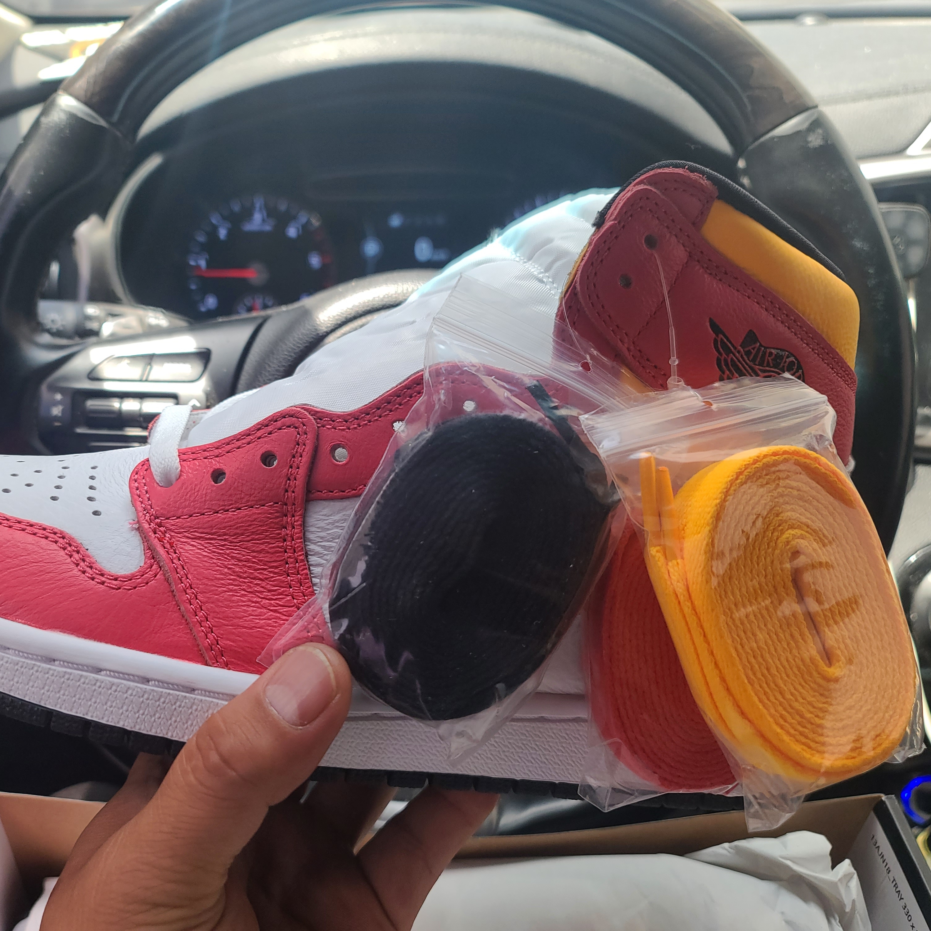 Jordan 1 Retro High OG Light Fusion Red 착용 스타일 - 3