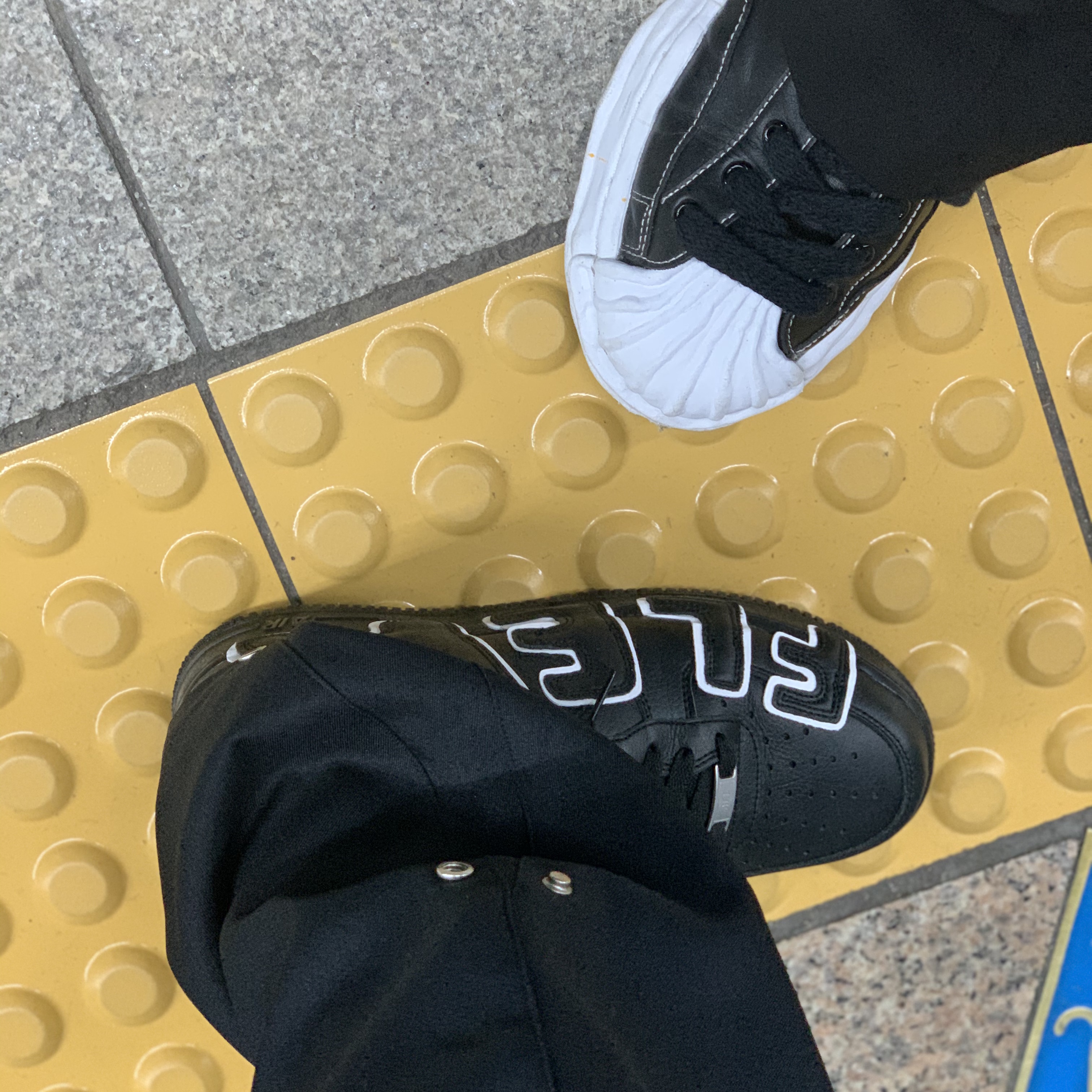 Nike Air Force 1 '07 Low Triple Black, Nike x Cactus Plant Flea Market Air Force 1 Low Premium Black 착용 스타일 - 2