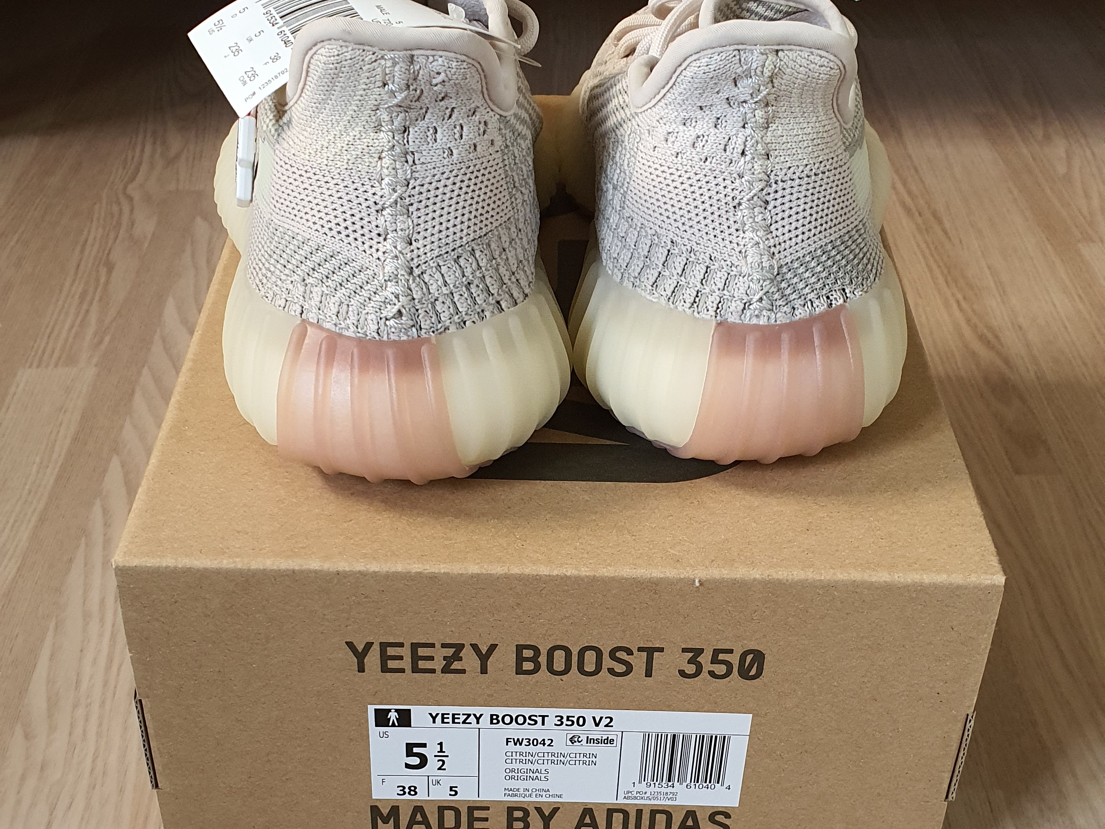 Adidas Yeezy Boost 350 V2 Citrin - Non-Reflective 착용 스타일 - 2