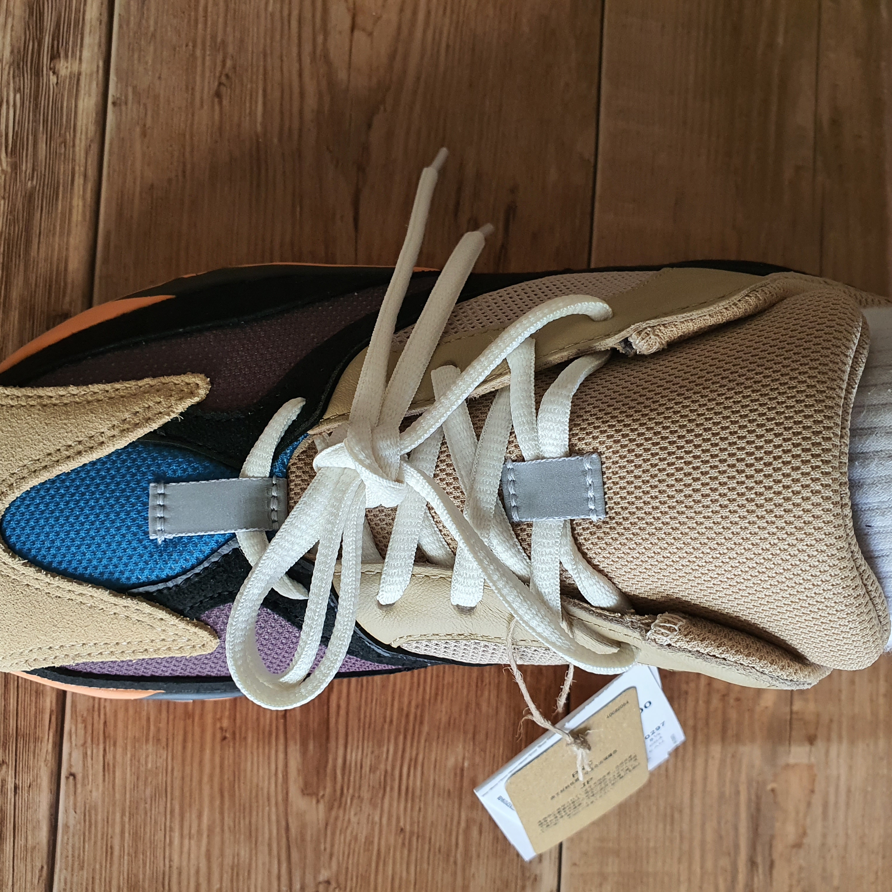 Adidas Yeezy Boost 700 Enflame Amber 착용 스타일 - 1