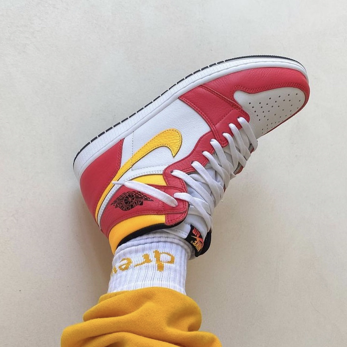 Jordan 1 Retro High OG Light Fusion Red 착용 스타일 - 3