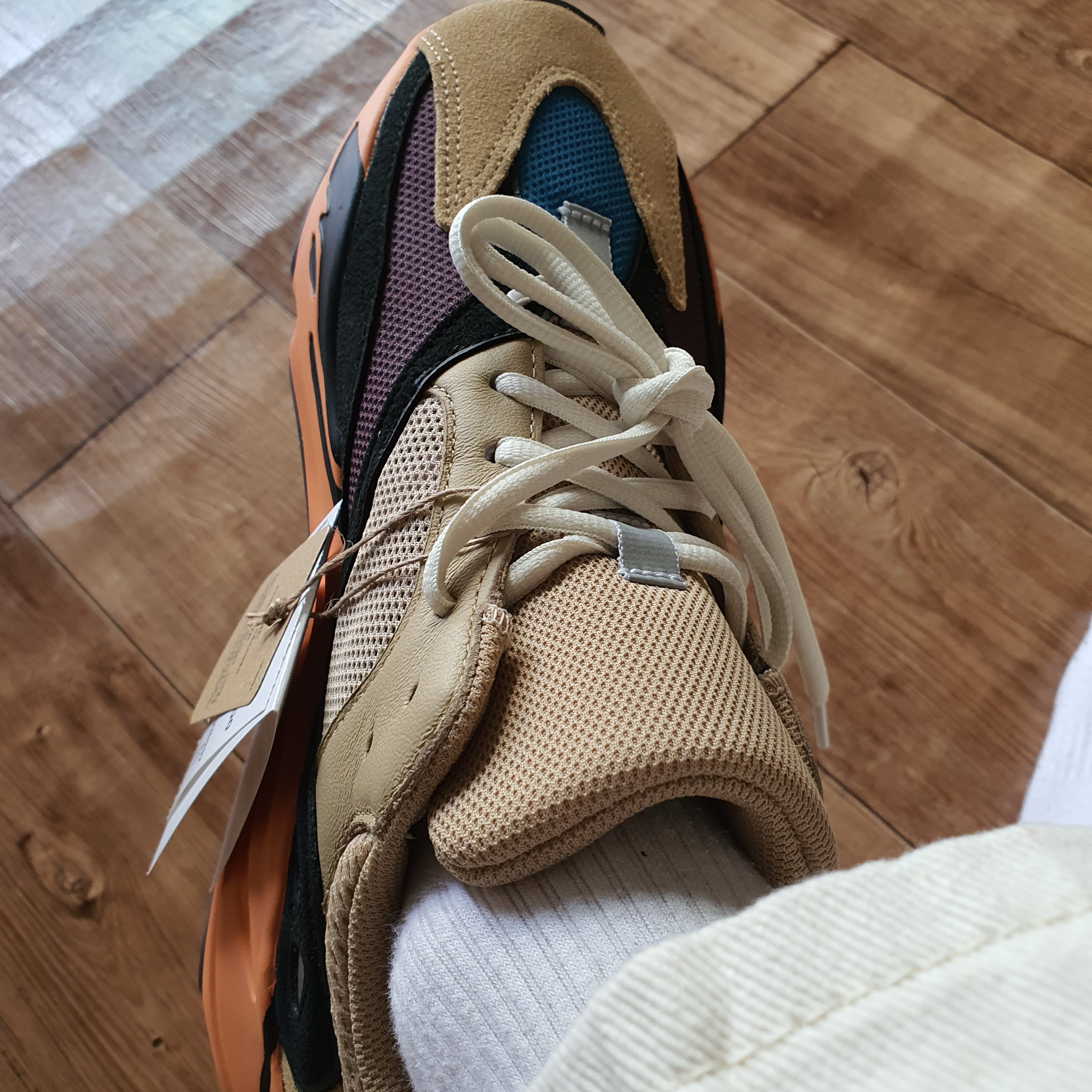 Adidas Yeezy Boost 700 Enflame Amber 착용 스타일 - 4