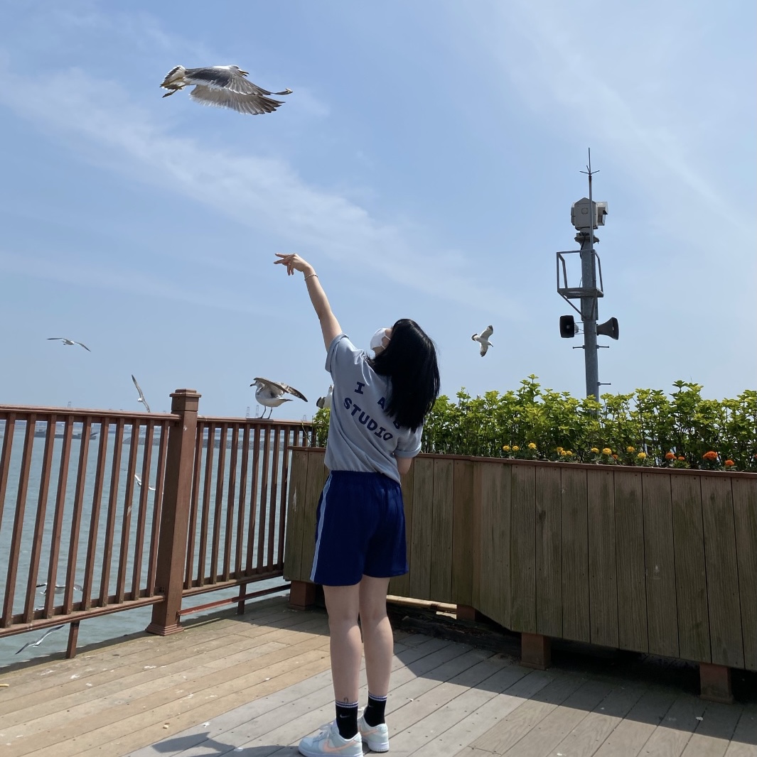 IAB Studio T-Shirt Ash Blue - 21SS, IAB Studio Track Shorts Navy - 21SS 착용 스타일 - 1
