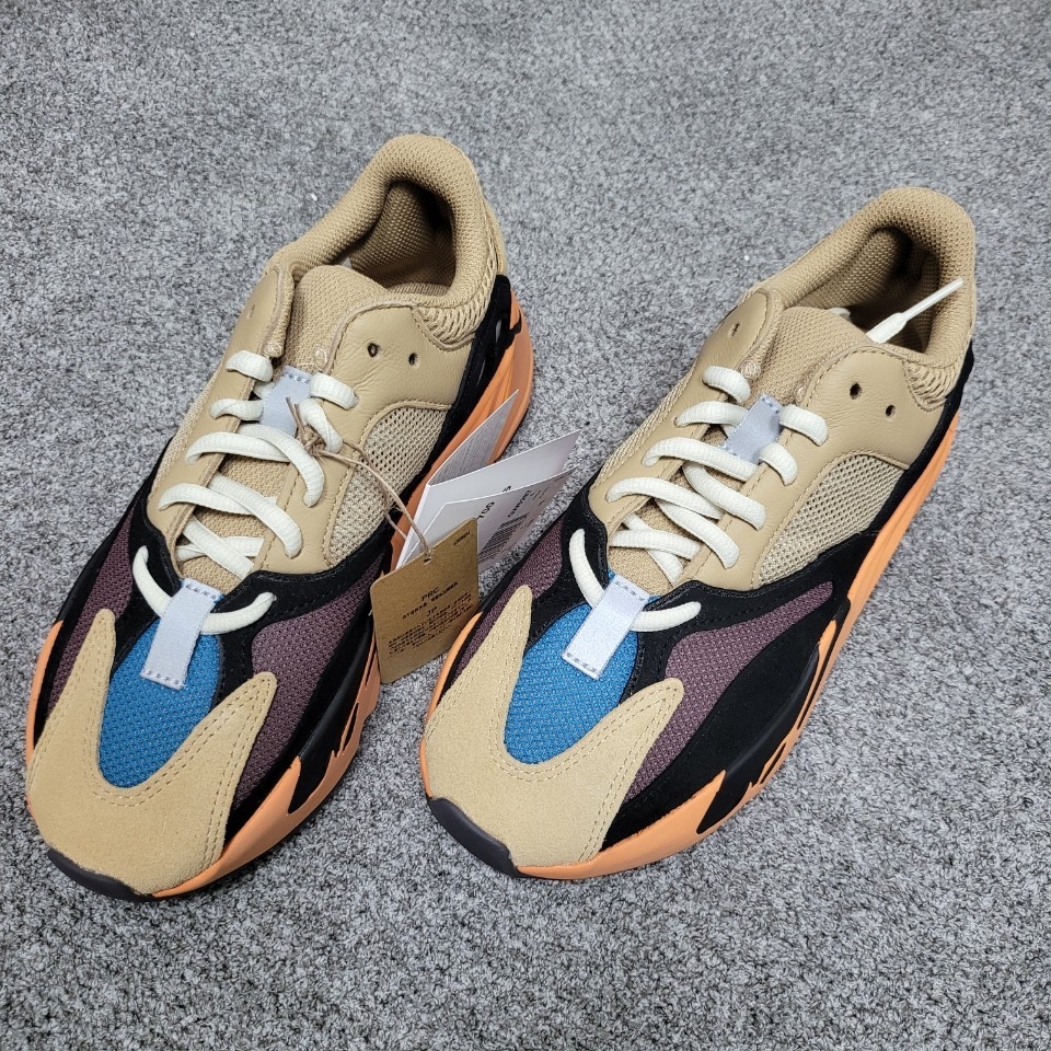 Adidas Yeezy Boost 700 Enflame Amber 착용 스타일 - 1