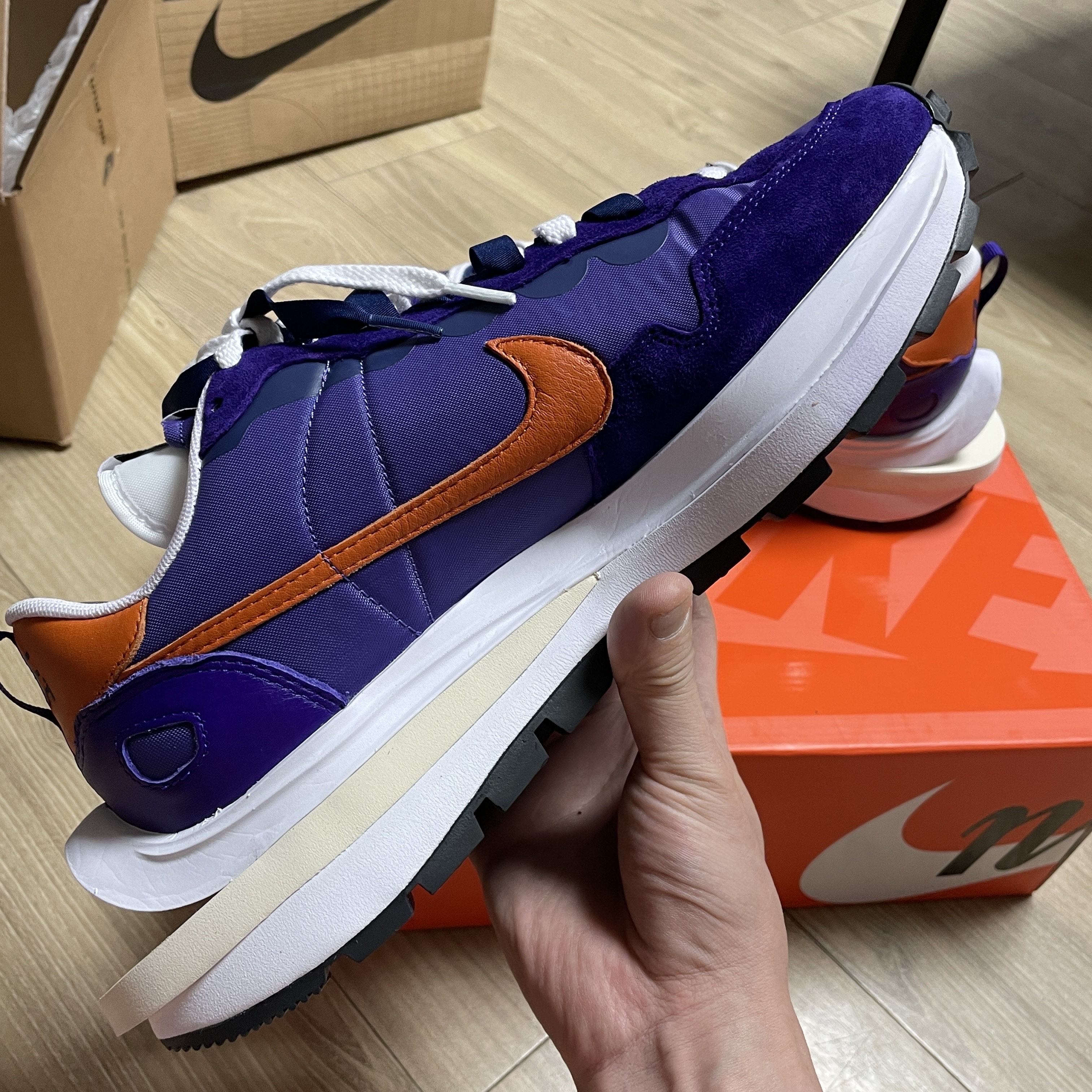 Nike x Sacai VaporWaffle Dark Iris 착용 스타일 - 3