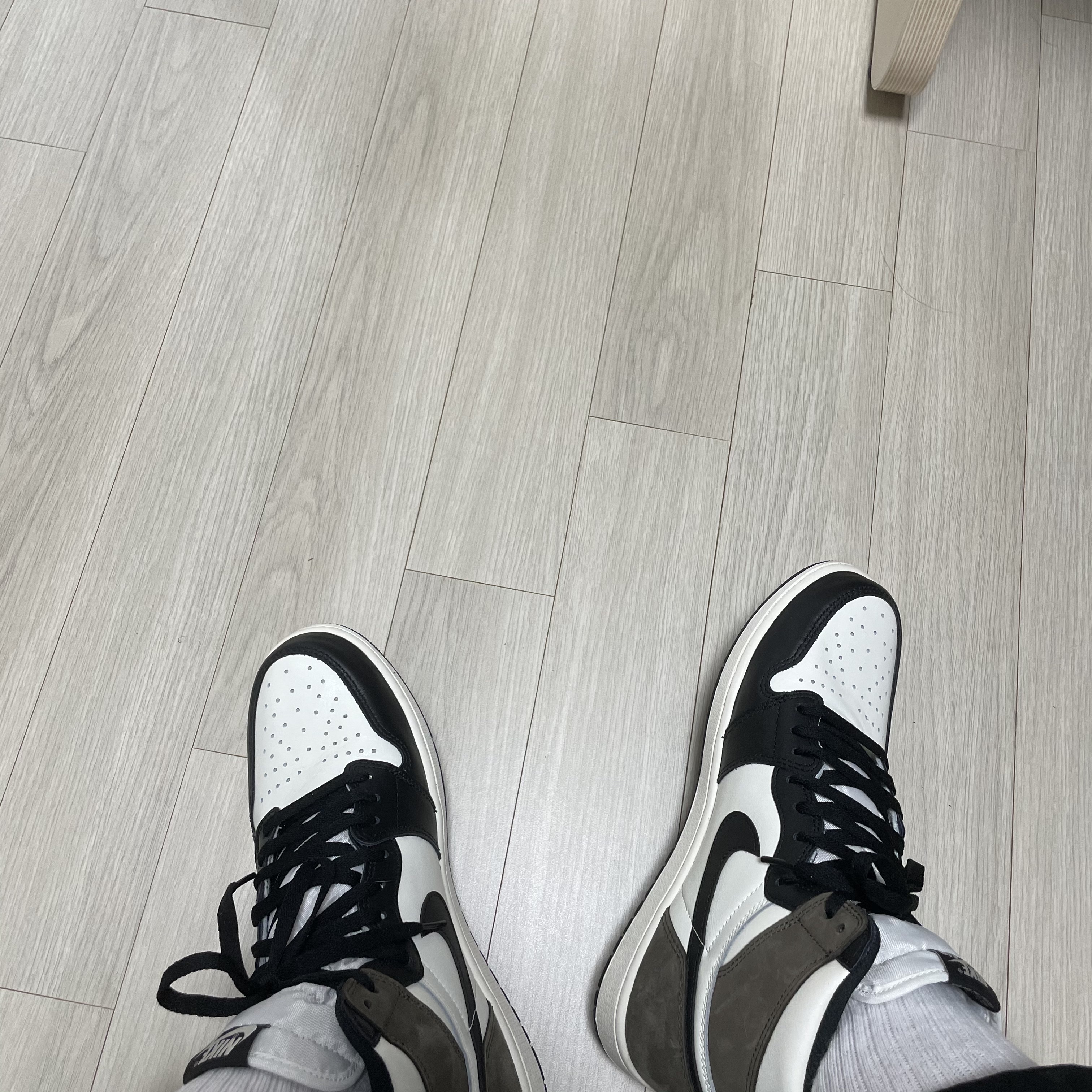 Jordan 1 Retro High OG Black Mocha 착용 스타일 - 2