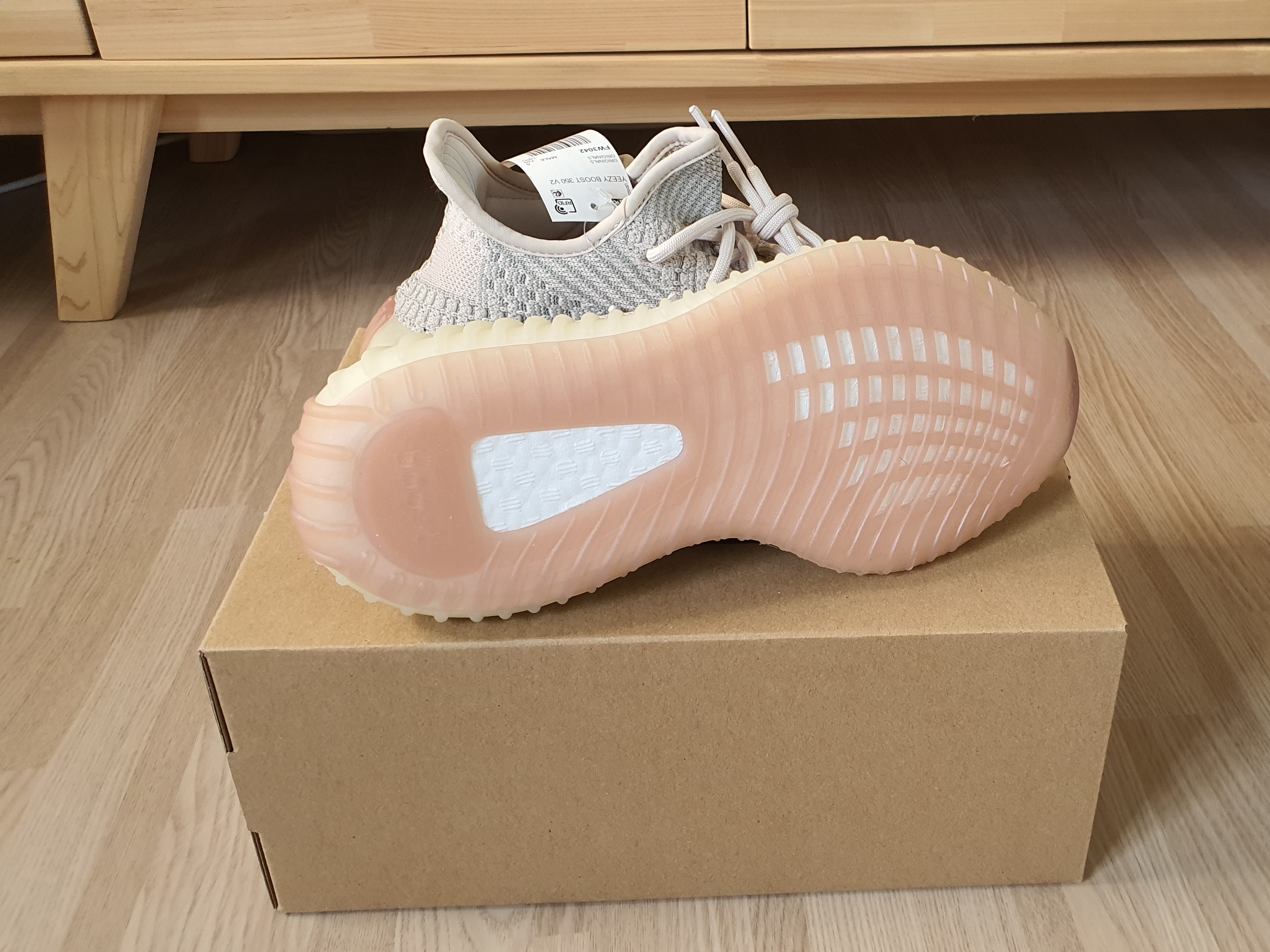 Adidas Yeezy Boost 350 V2 Citrin - Non-Reflective 착용 스타일 - 3