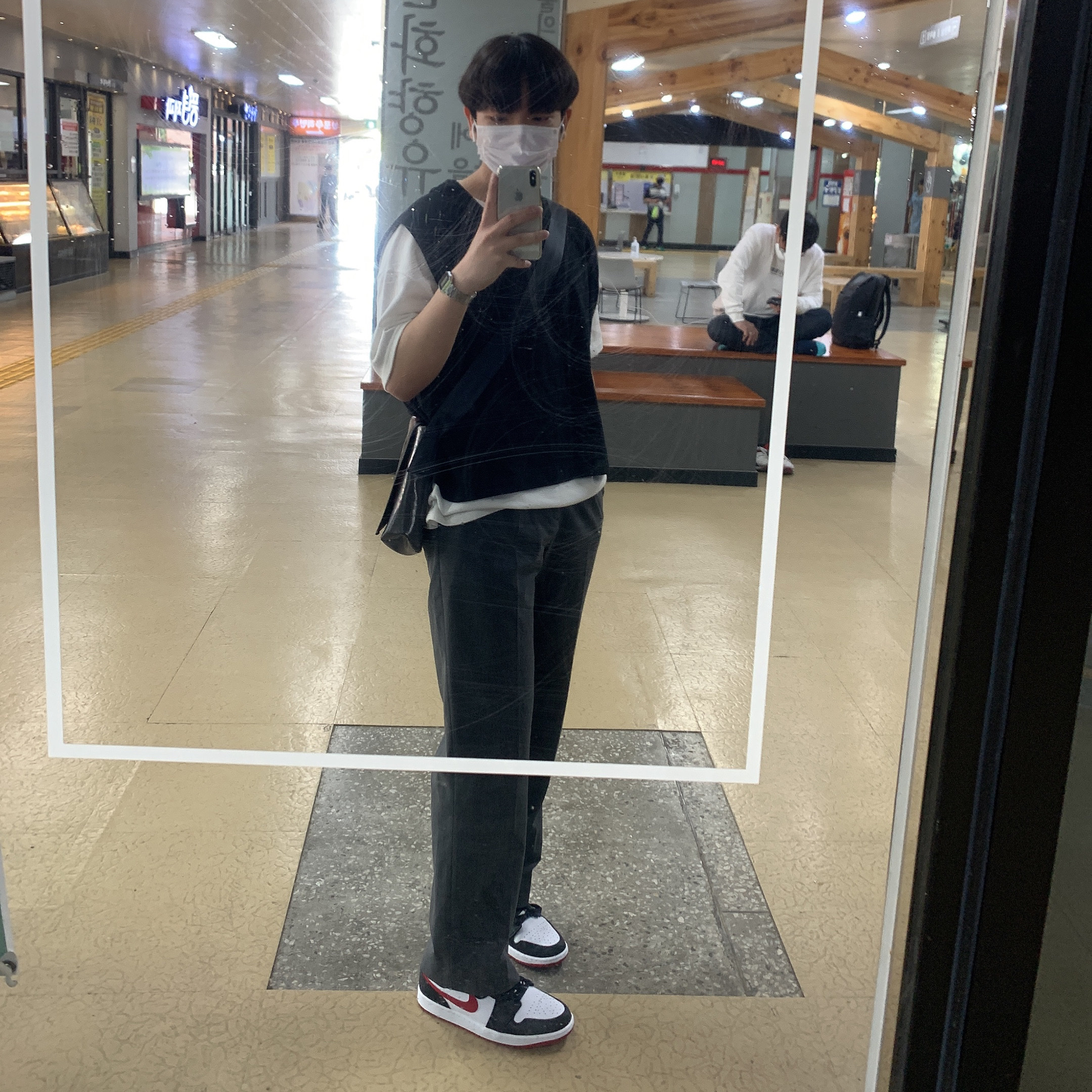 Jordan 1 Mid Gym Red Black White 착용 스타일