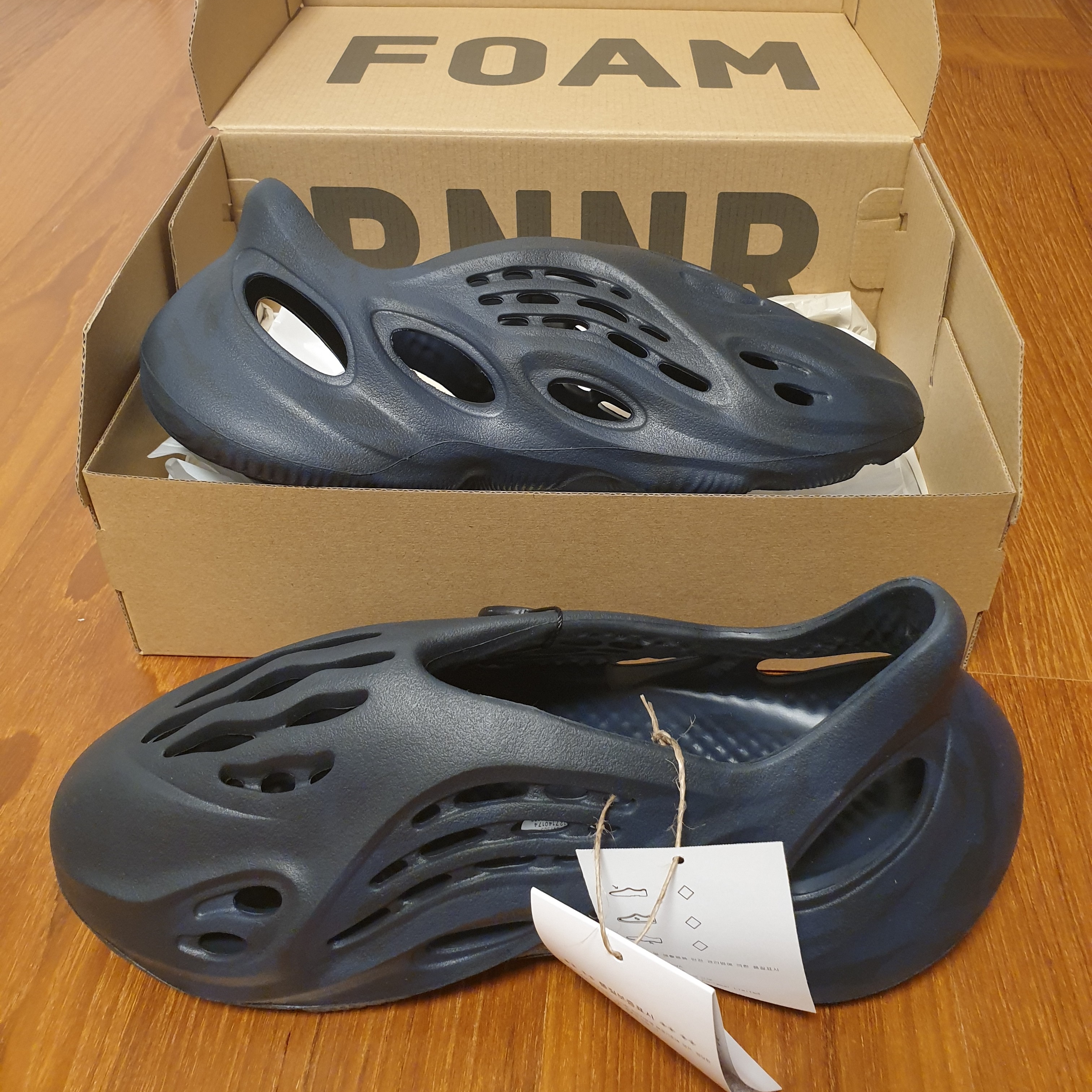 Adidas Yeezy Foam RNNR Mineral Blue 착용 스타일 - 2
