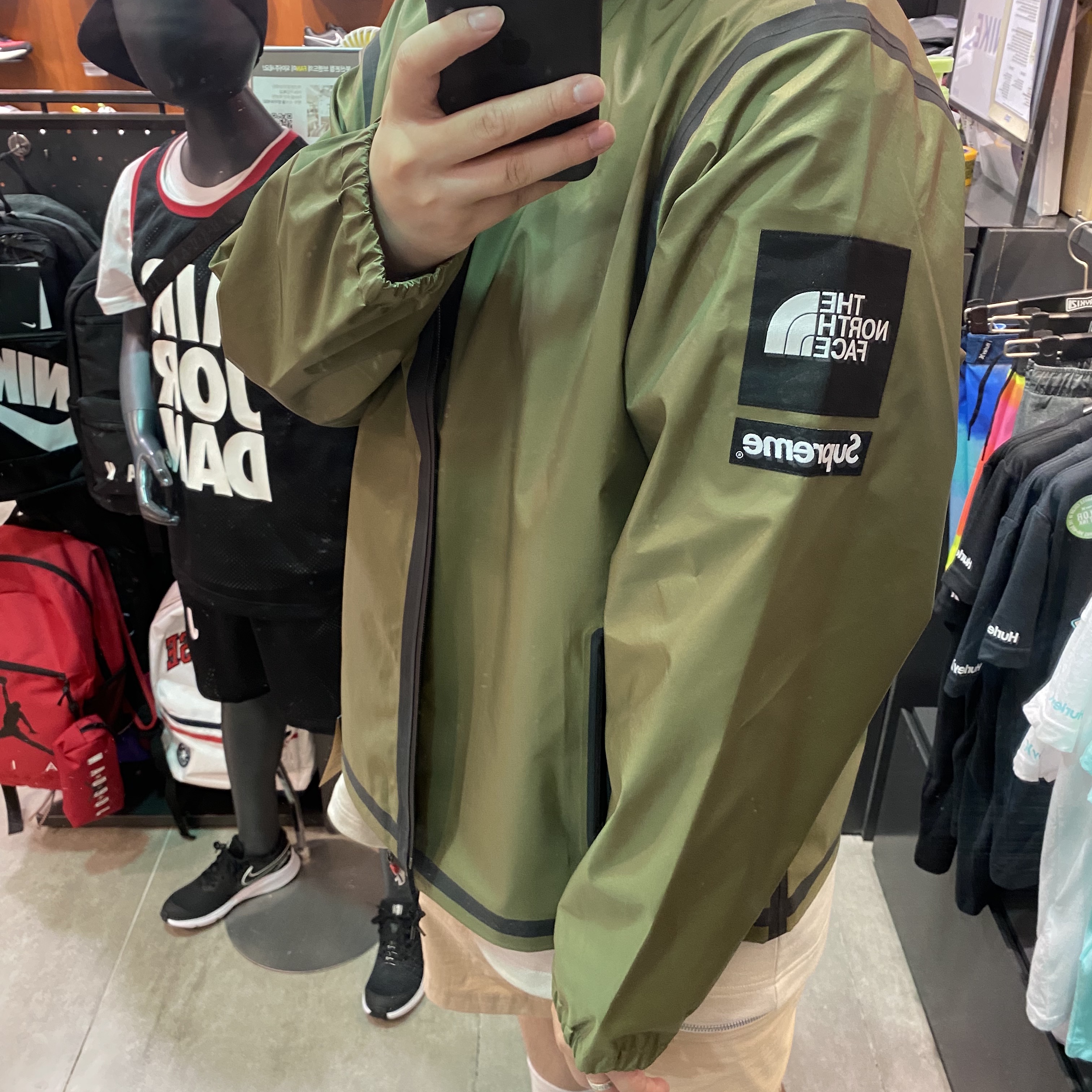 Supreme x The North Face Summit Series Outer Tape Seam Coaches Jacket Olive - 21SS 착용 스타일 - 2