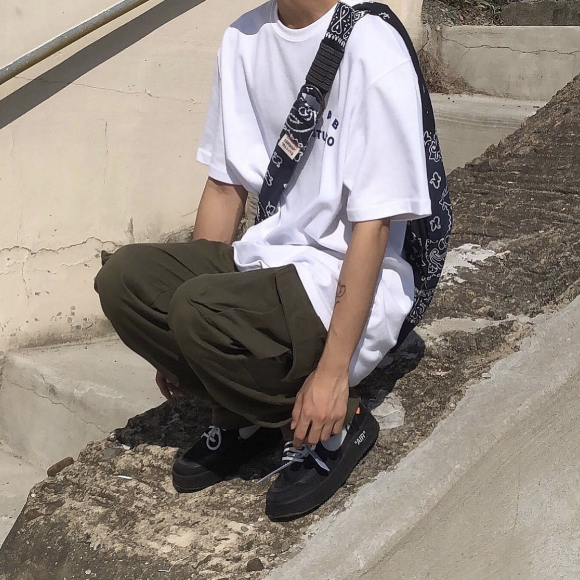 Nike x Off-White Air Force 1 Low Black White, IAB Studio T-Shirt White 착용 스타일 - 1