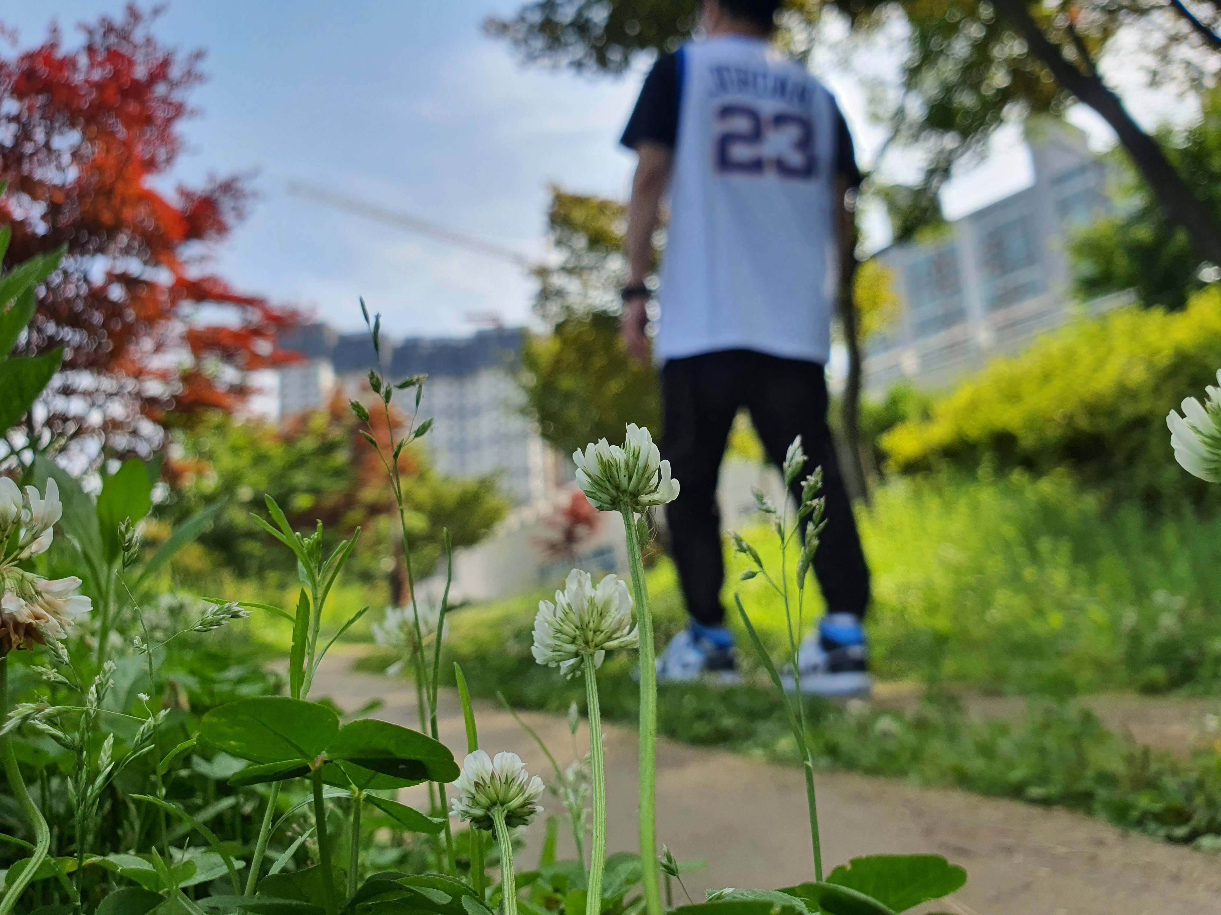 (W) Jordan 1 Mid White Black University Blue 착용 스타일 - 4