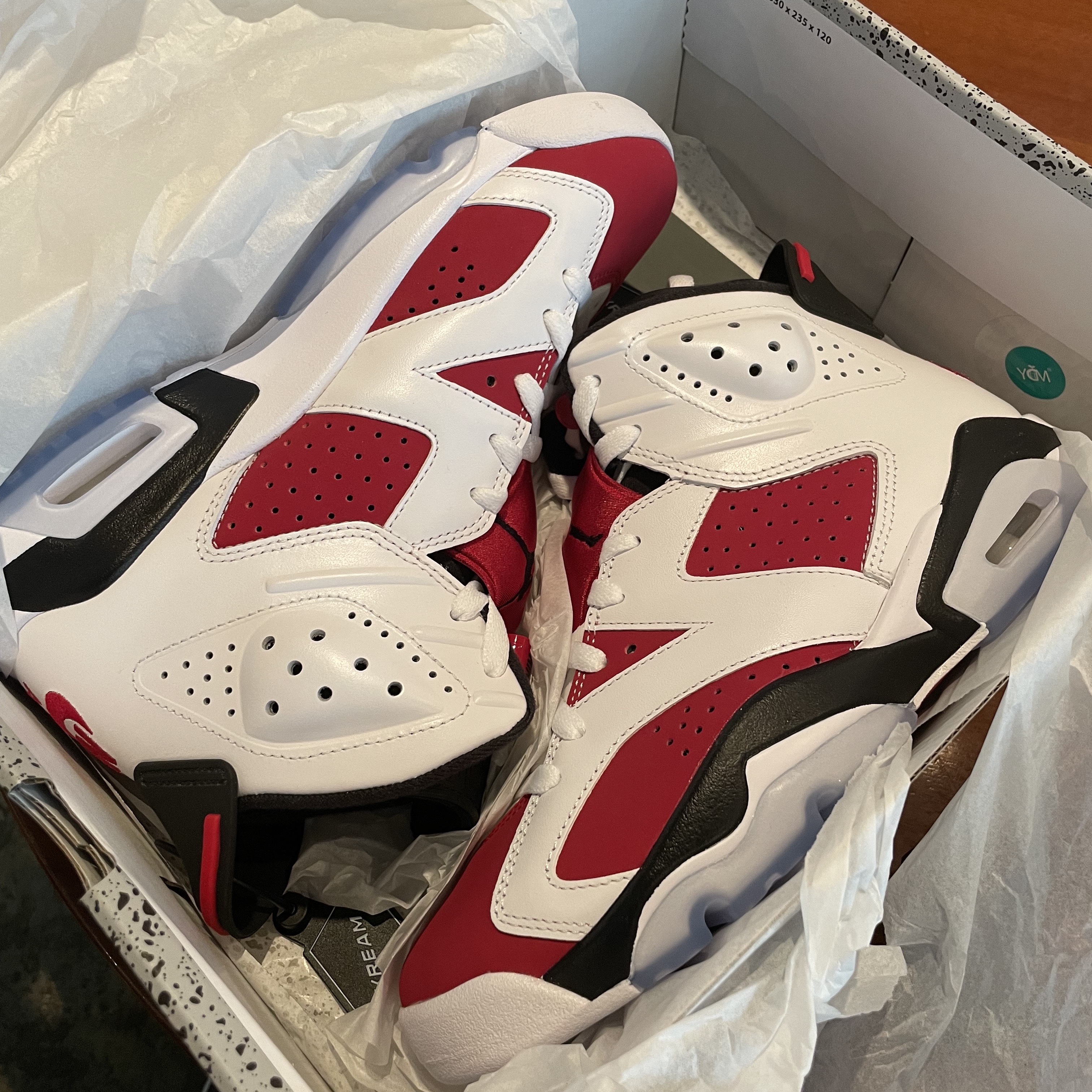Jordan 6 Retro Carmine 2021, Jordan 1 Mid Bred Banned 2020 착용 스타일 - 1