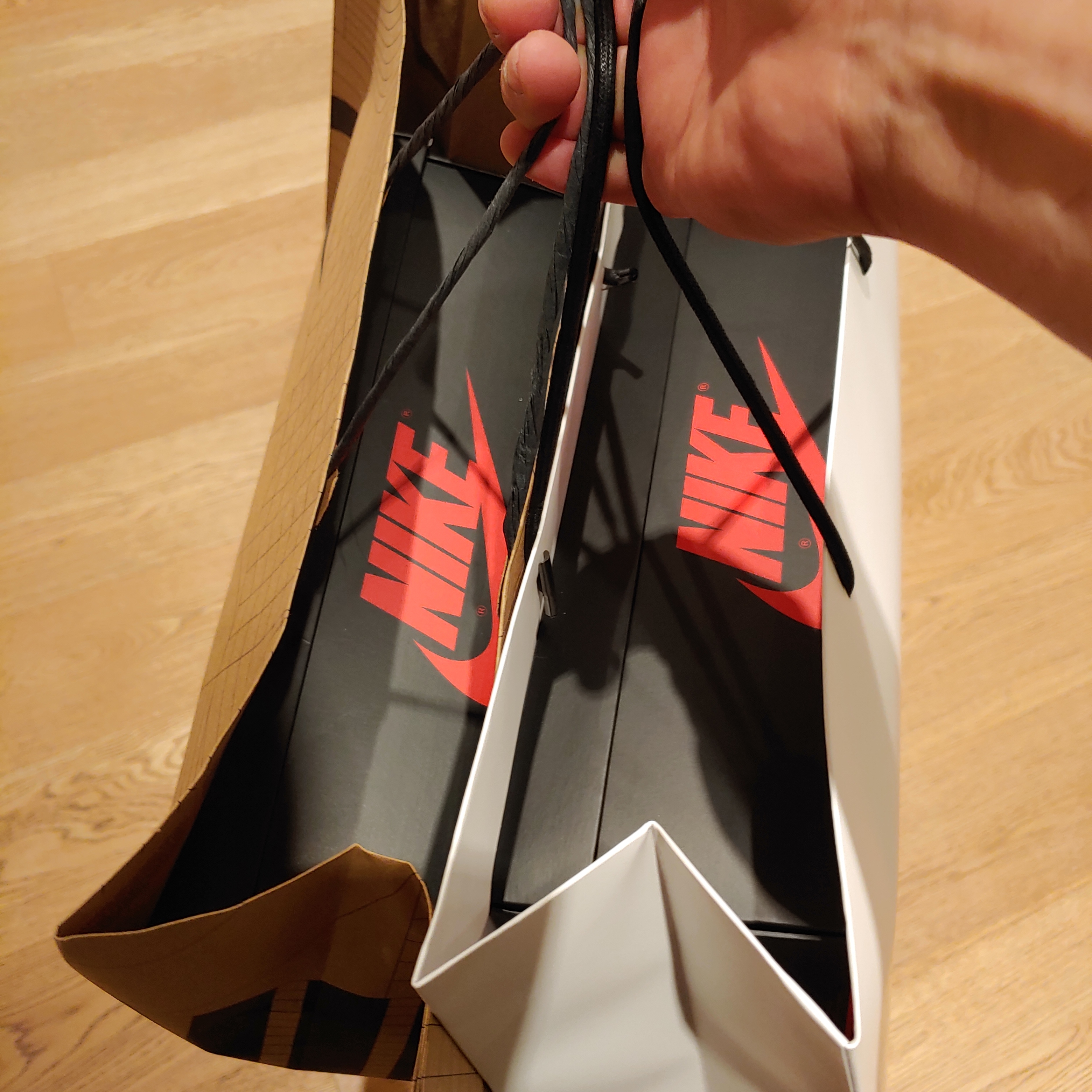 Jordan 1 Retro High OG Bred Banned 2016, Jordan 1 Retro High OG Light Fusion Red 착용 스타일 - 2