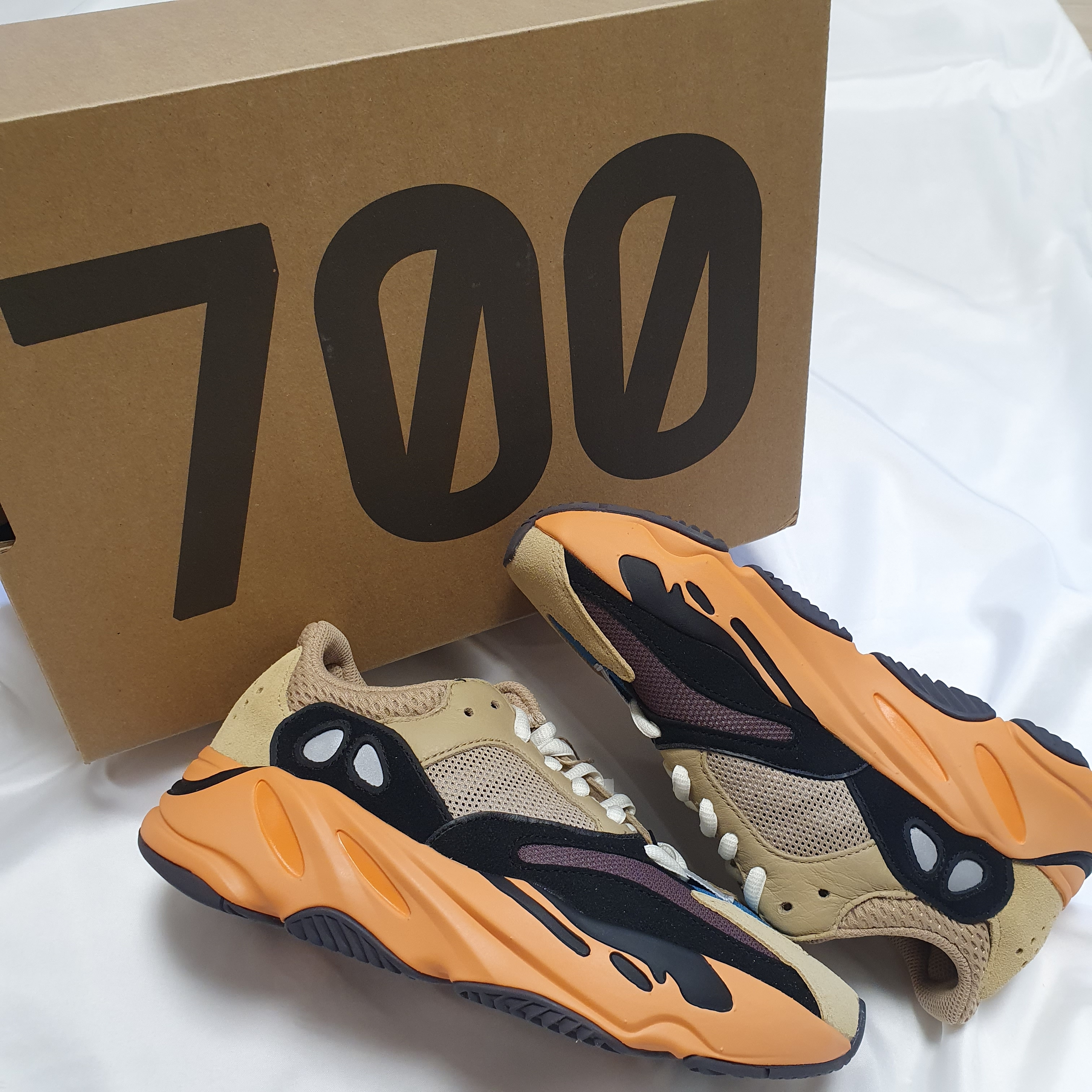 Adidas Yeezy Boost 700 Enflame Amber 착용 스타일