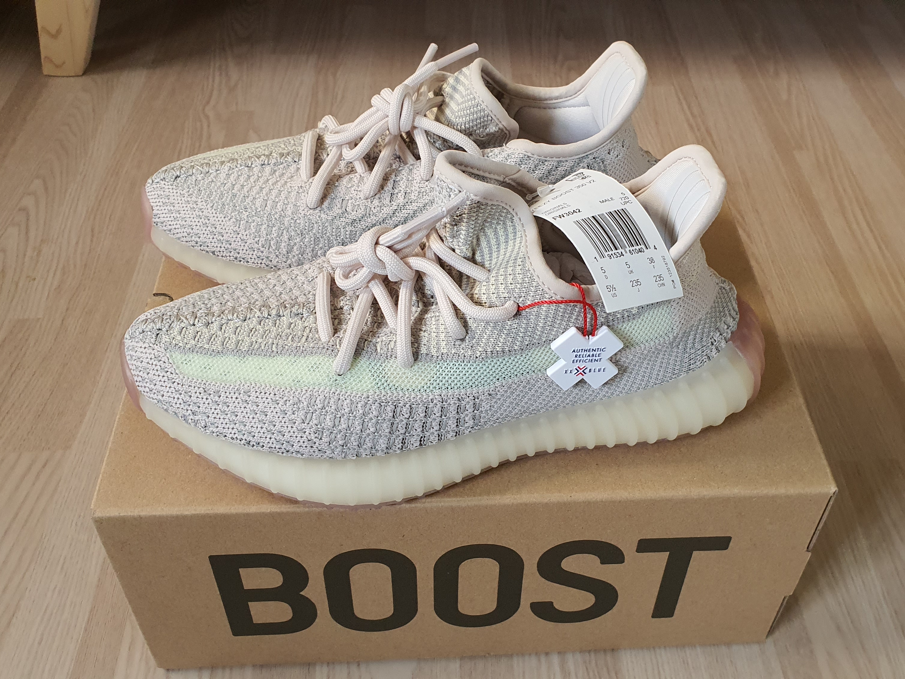 Adidas Yeezy Boost 350 V2 Citrin - Non-Reflective 착용 스타일 - 1