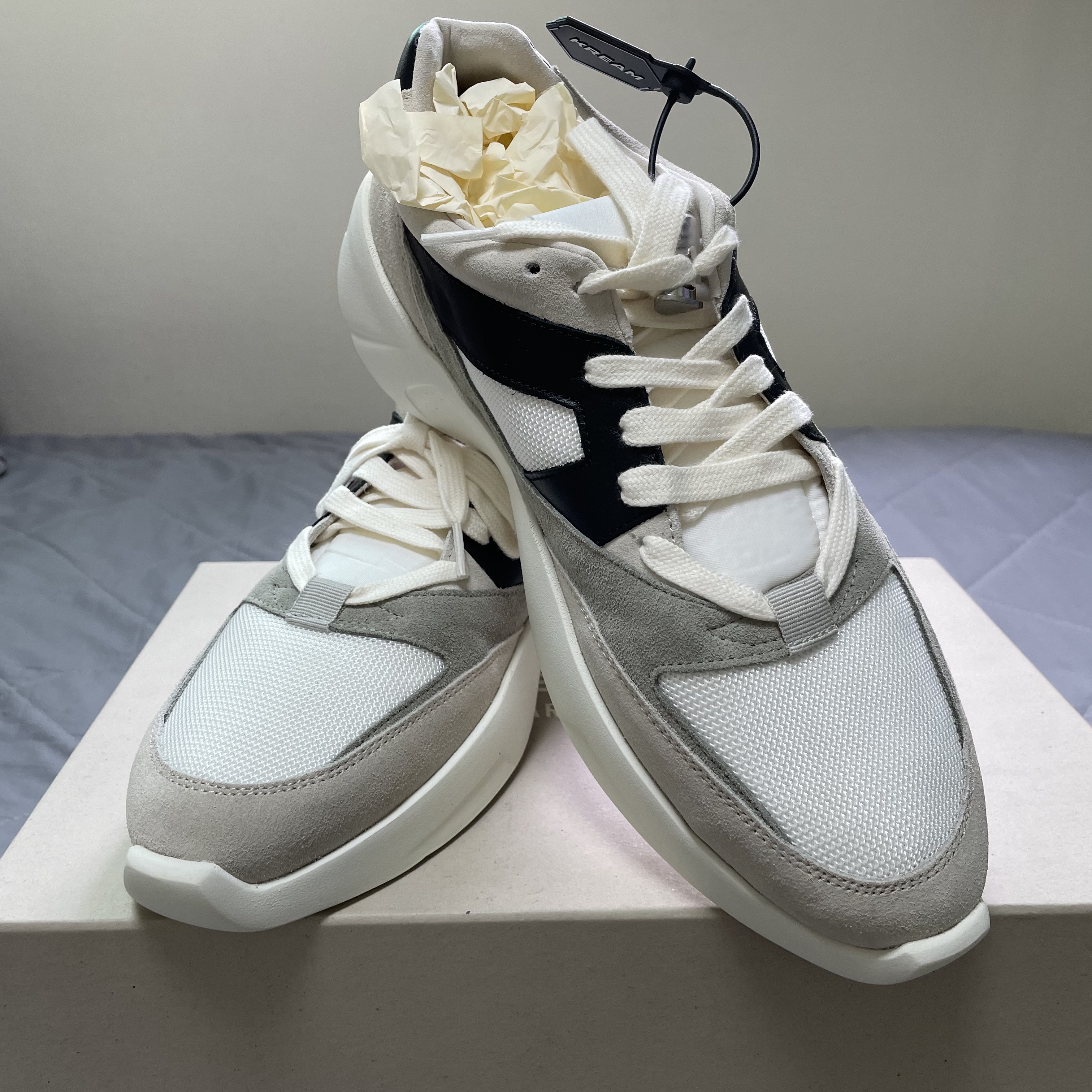 Essentials Distance Sneakers Cream Grey Black 착용 스타일 - 2