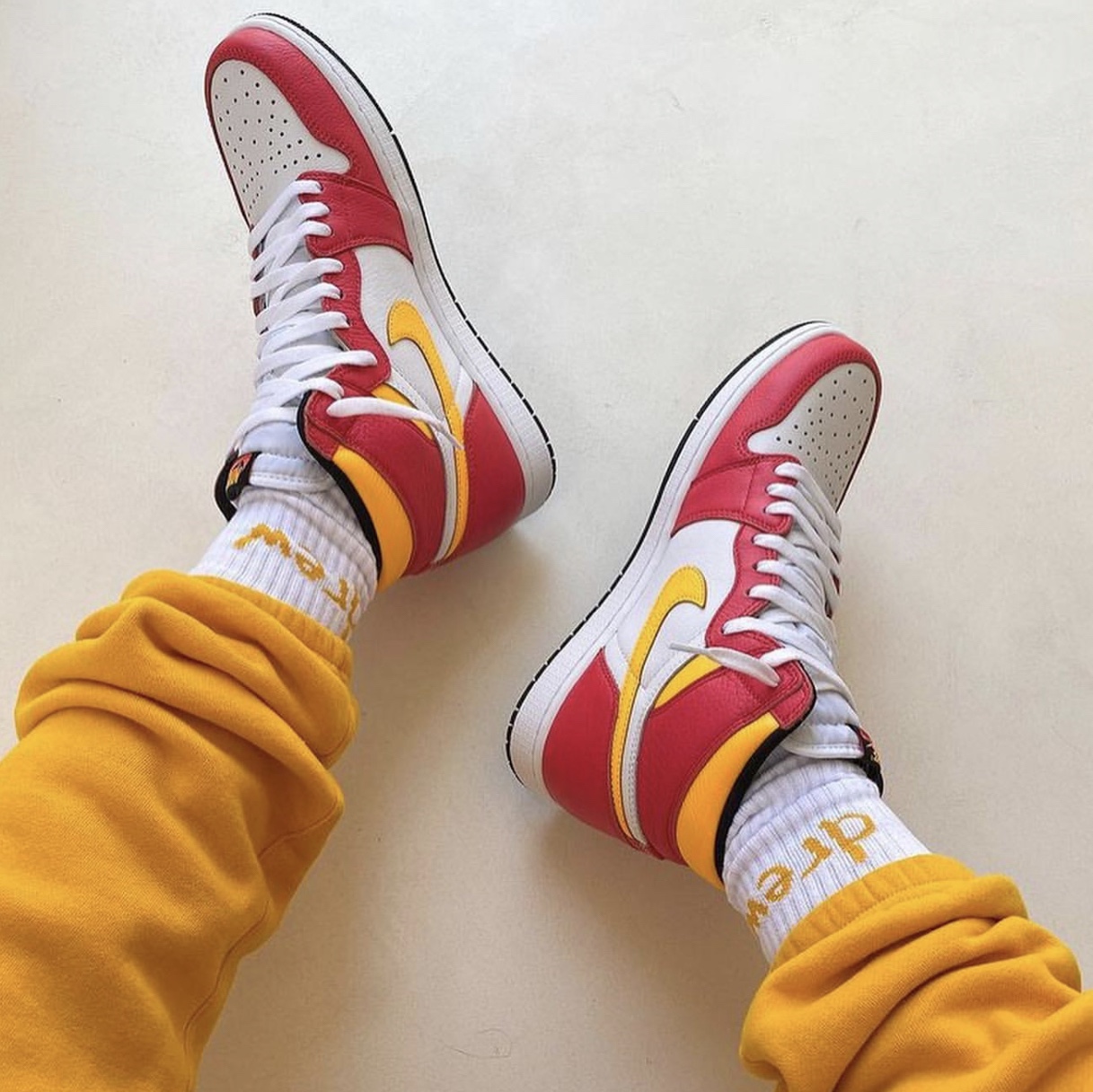 Jordan 1 Retro High OG Light Fusion Red 착용 스타일 - 4