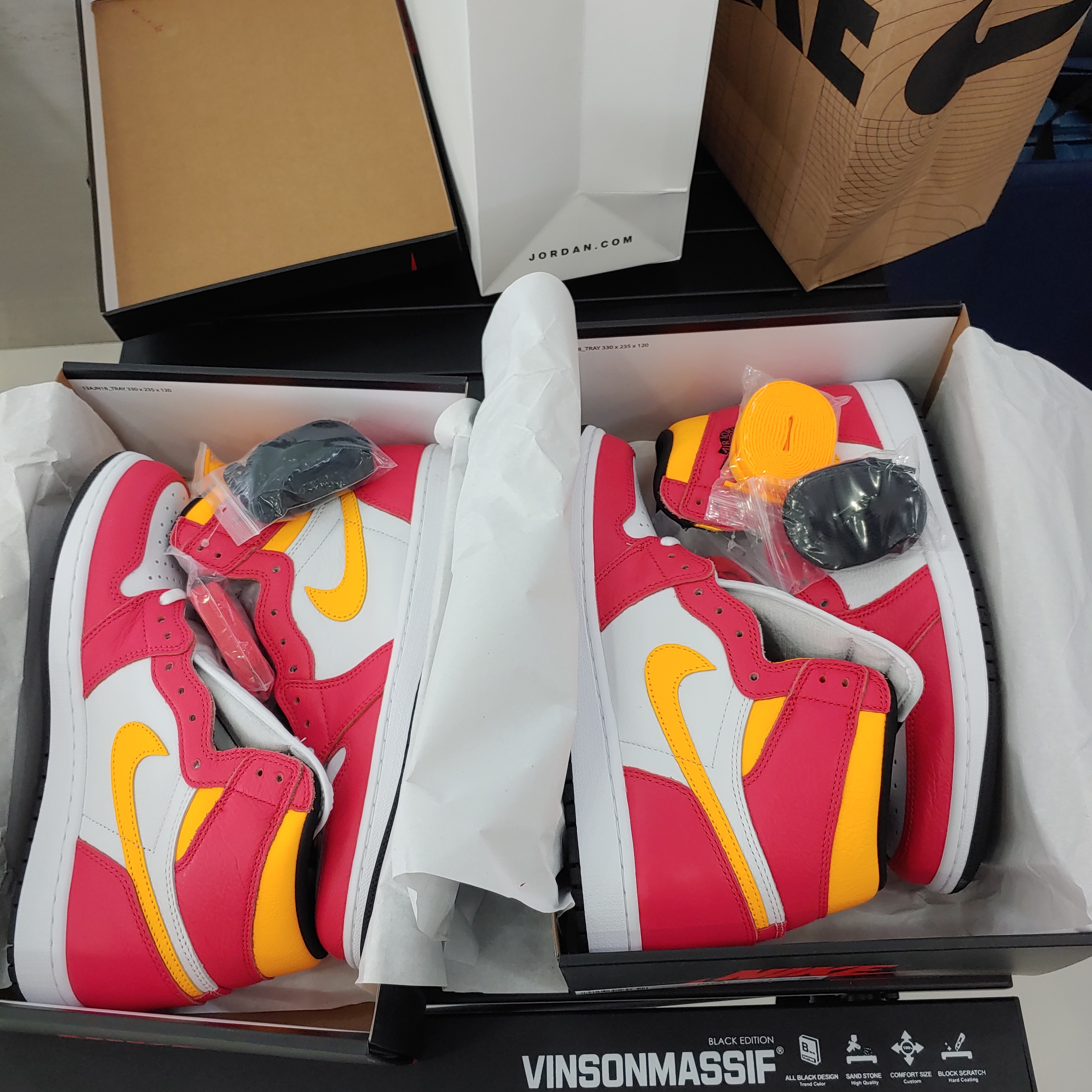 Jordan 1 Retro High OG Bred Banned 2016, Jordan 1 Retro High OG Light Fusion Red 착용 스타일 - 3