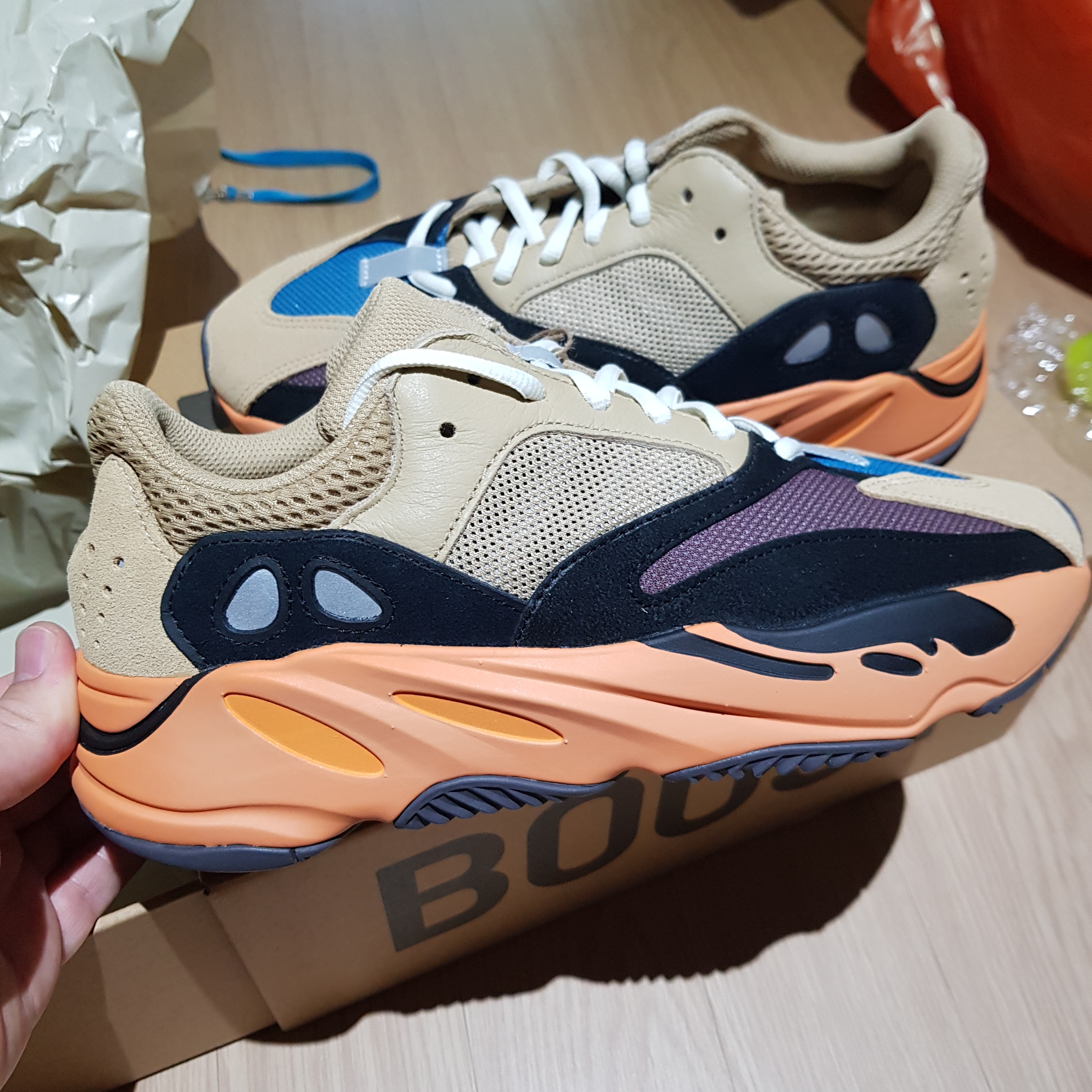 Adidas Yeezy Boost 700 Enflame Amber 착용 스타일
