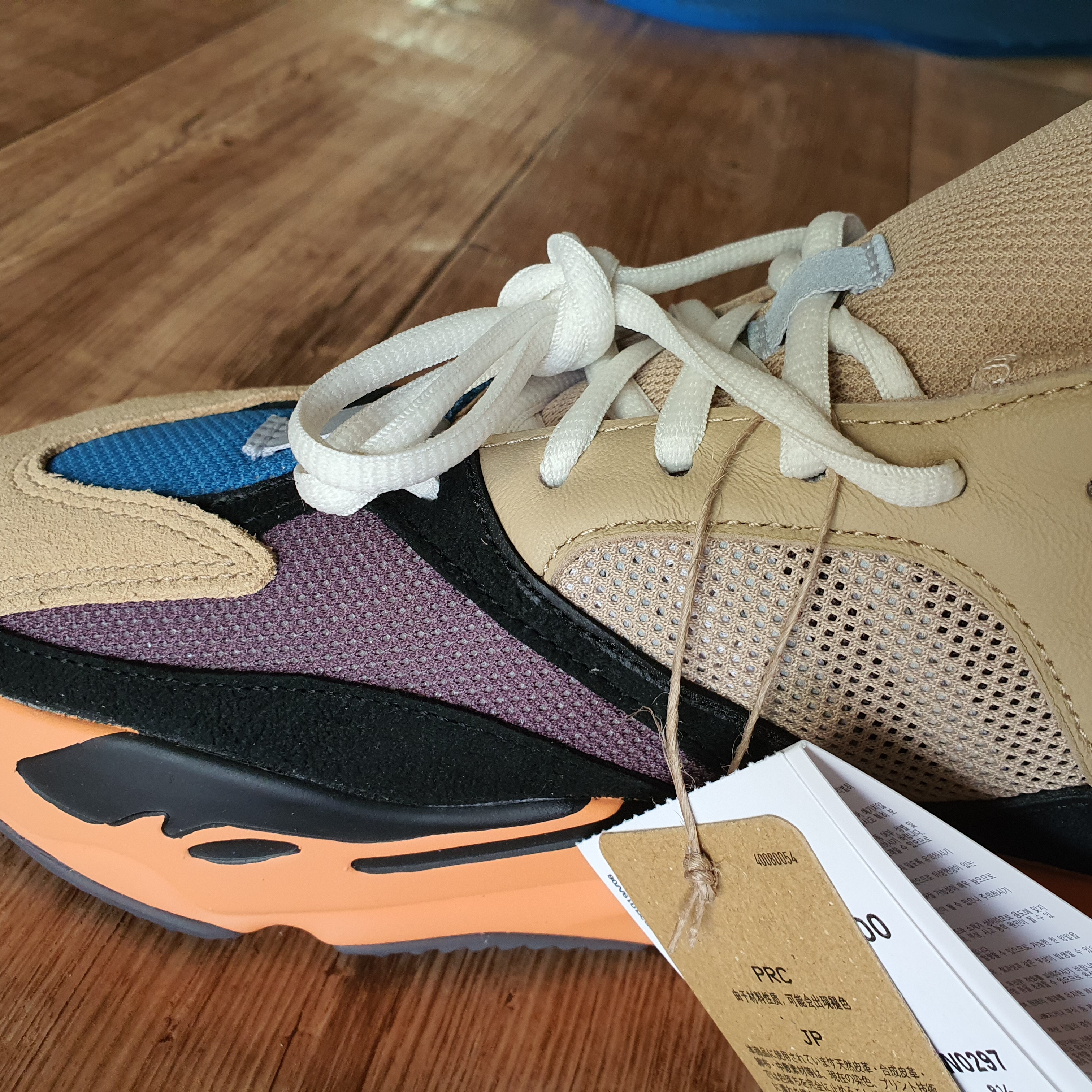 Adidas Yeezy Boost 700 Enflame Amber 착용 스타일 - 3
