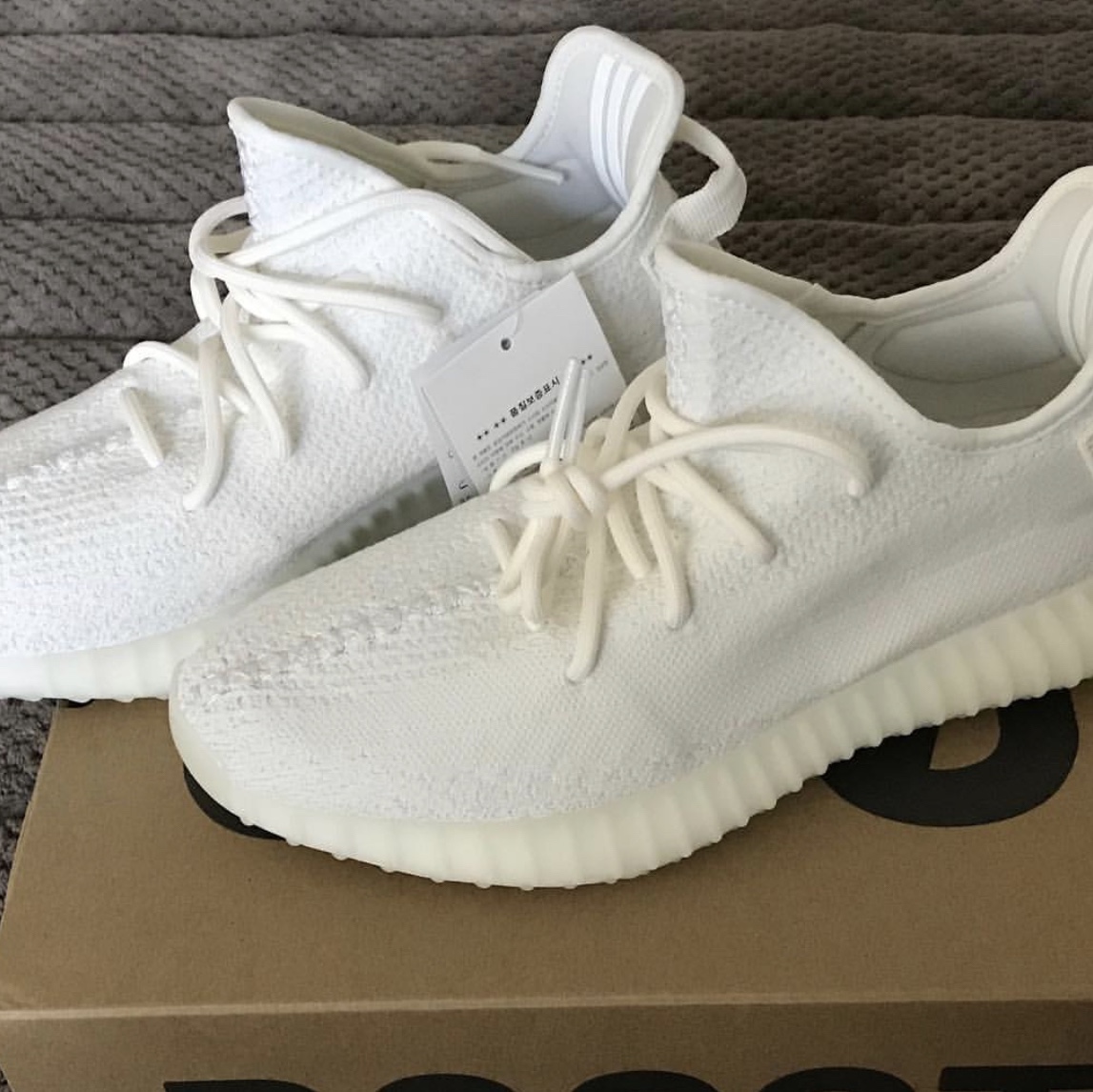 Adidas Yeezy Boost 350 V2 Cream/Triple White 착용 스타일
