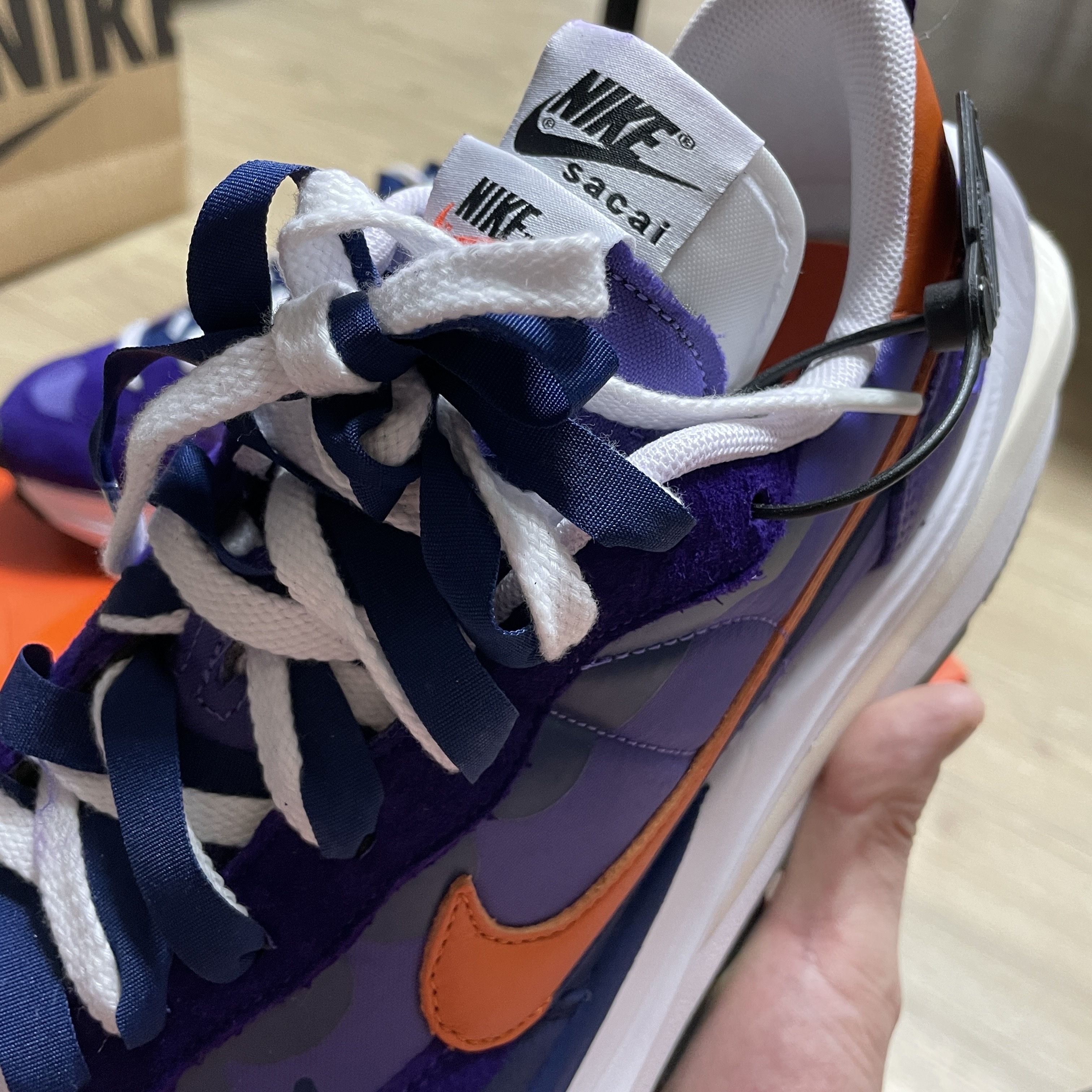 Nike x Sacai VaporWaffle Dark Iris 착용 스타일 - 4