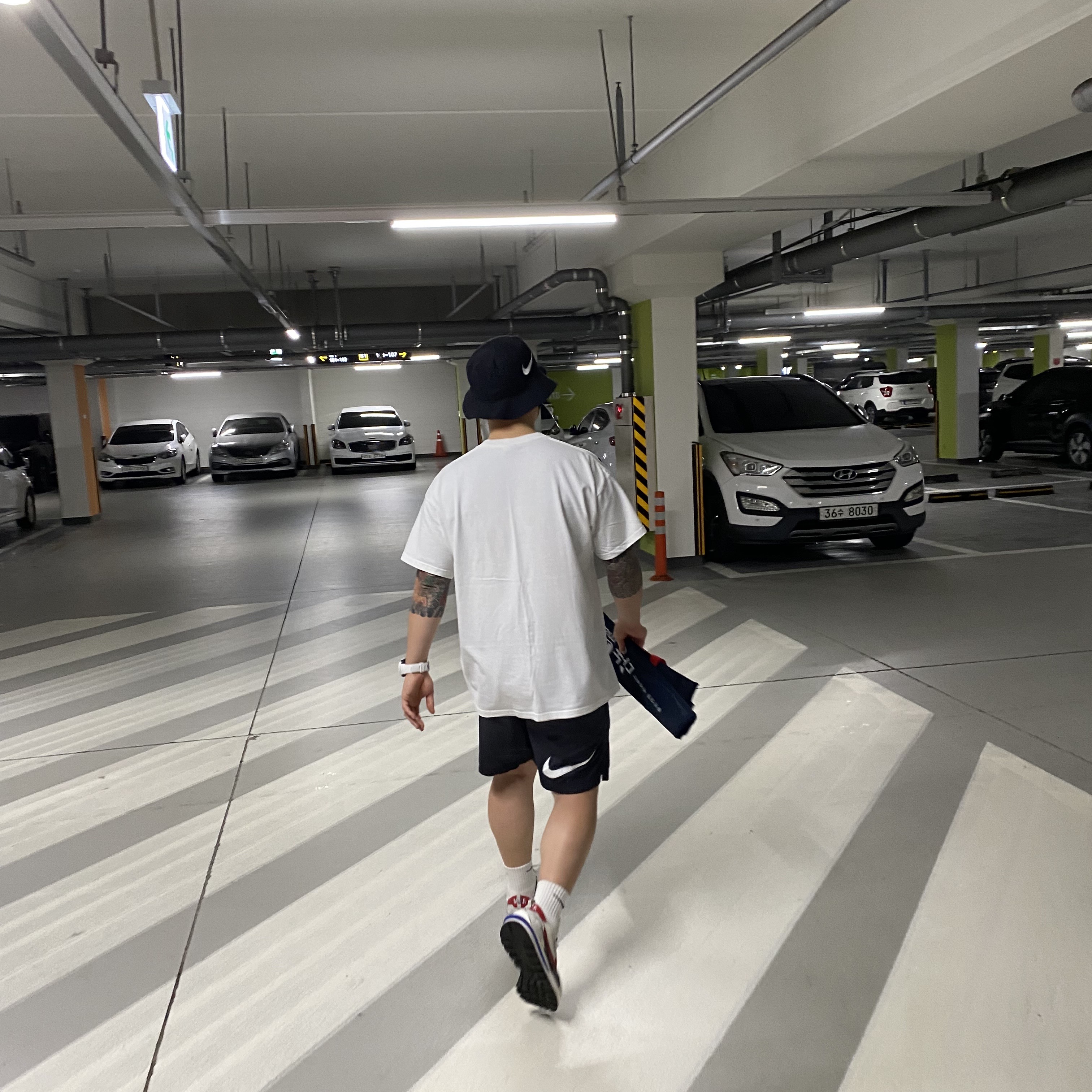 Nike x Stussy Bucket Hat Black, Nike x Stussy Water Shorts Off Noir 착용 스타일 - 3