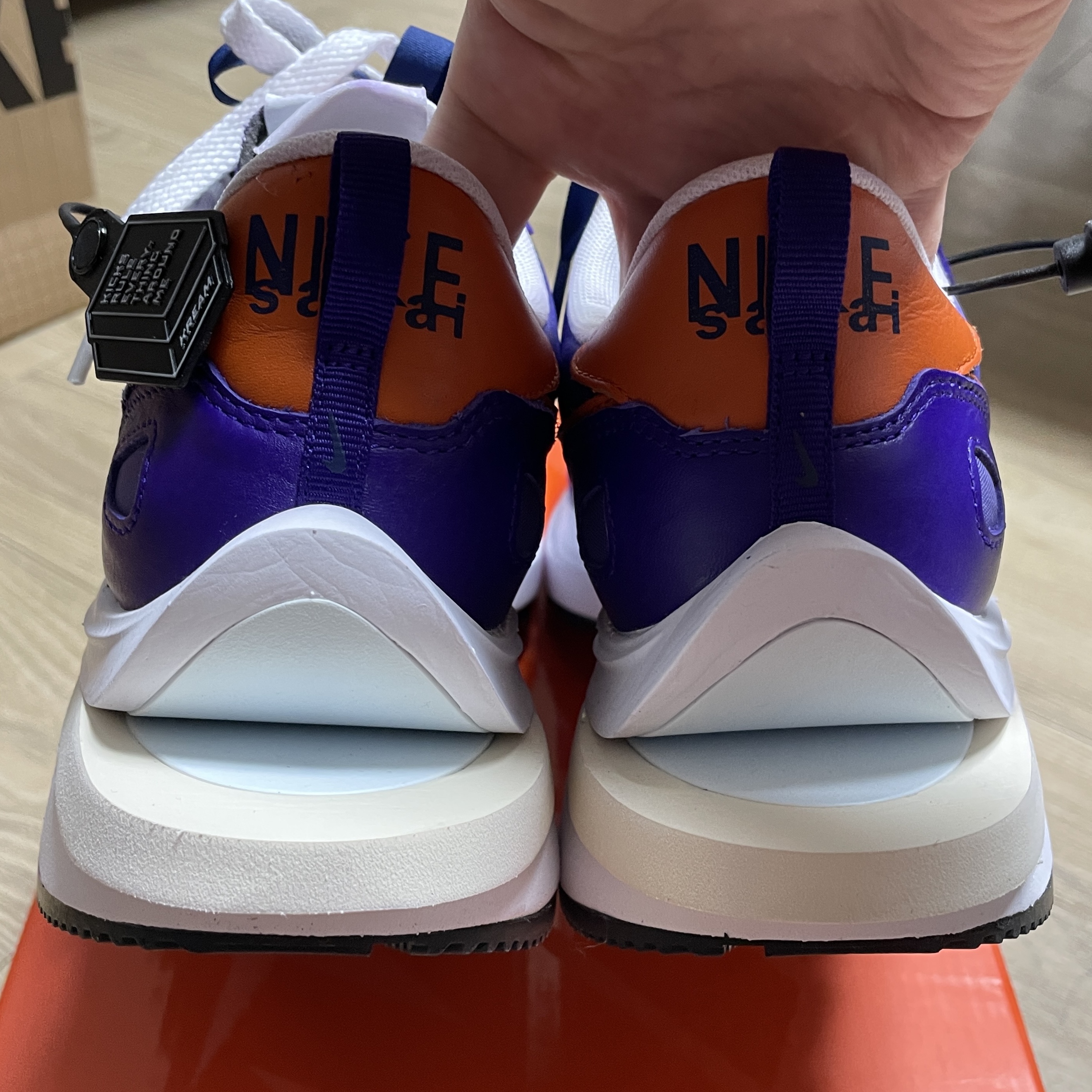 Nike x Sacai VaporWaffle Dark Iris 착용 스타일 - 5