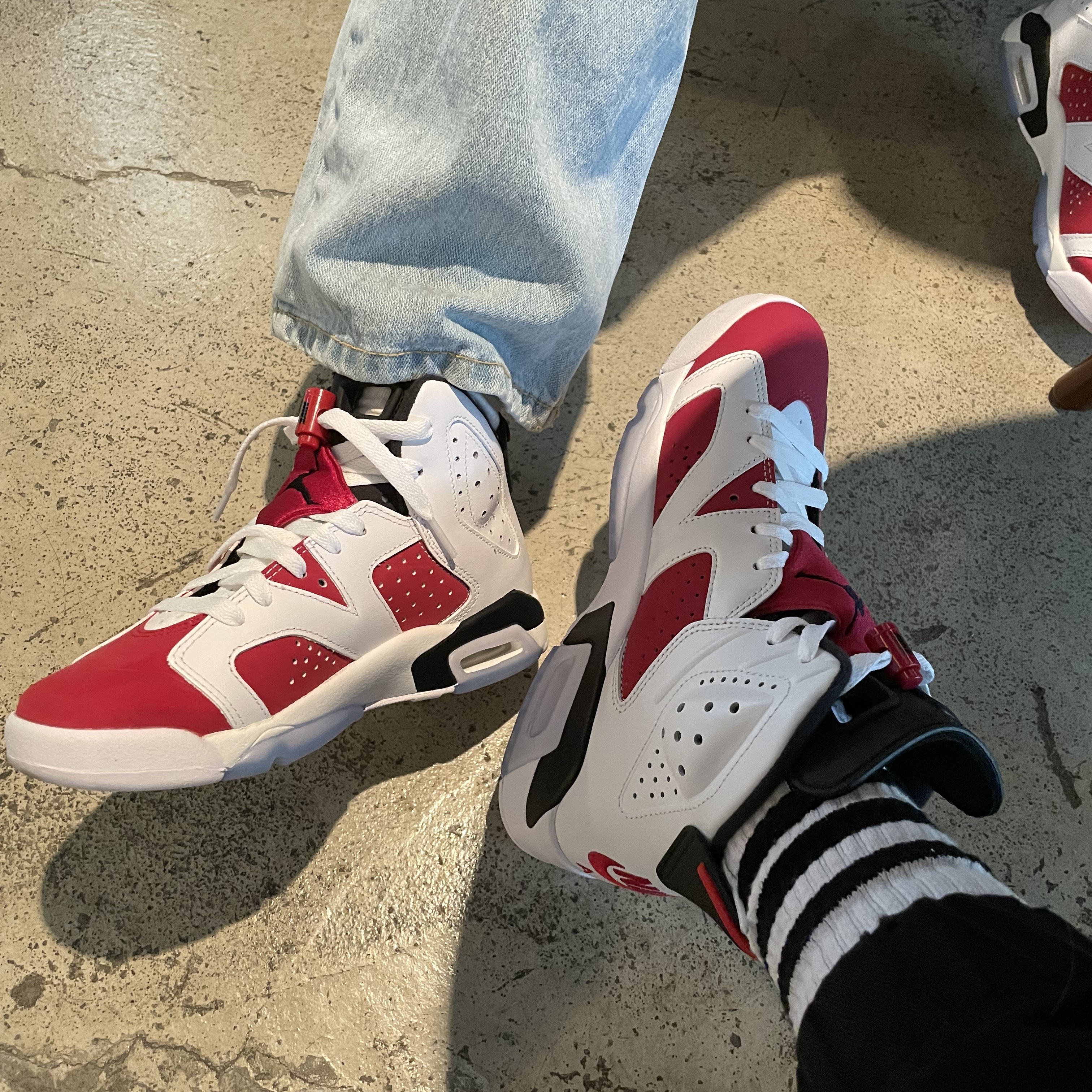 Jordan 6 Retro Carmine 2021, Jordan 1 Mid Bred Banned 2020 착용 스타일 - 4