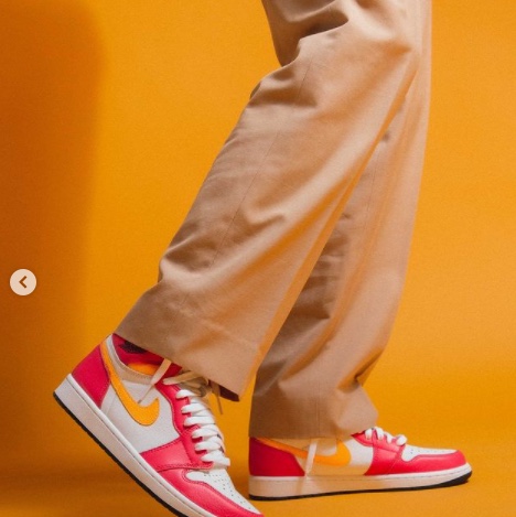 Jordan 1 Retro High OG Light Fusion Red 착용 스타일 - 2
