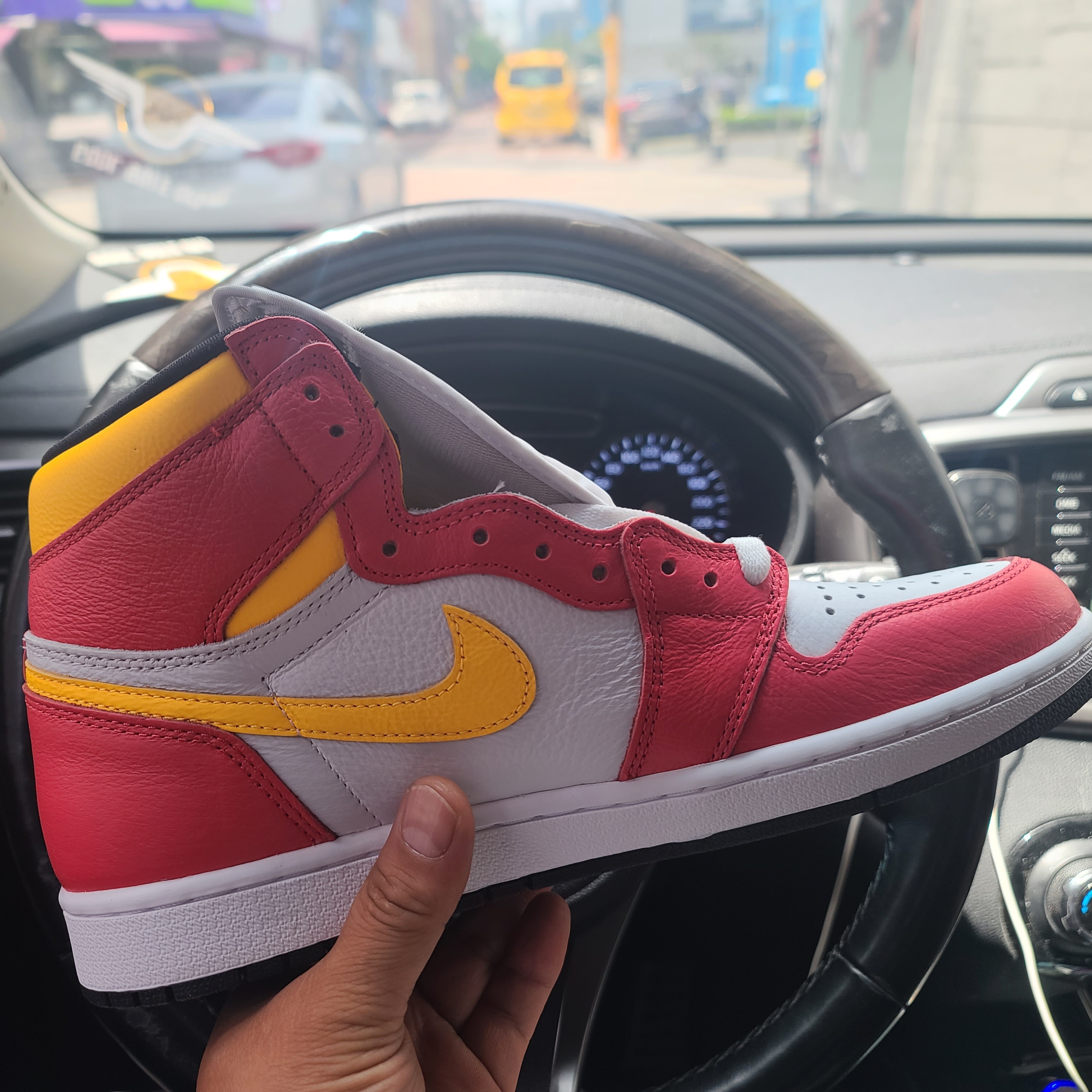 Jordan 1 Retro High OG Light Fusion Red 착용 스타일 - 2
