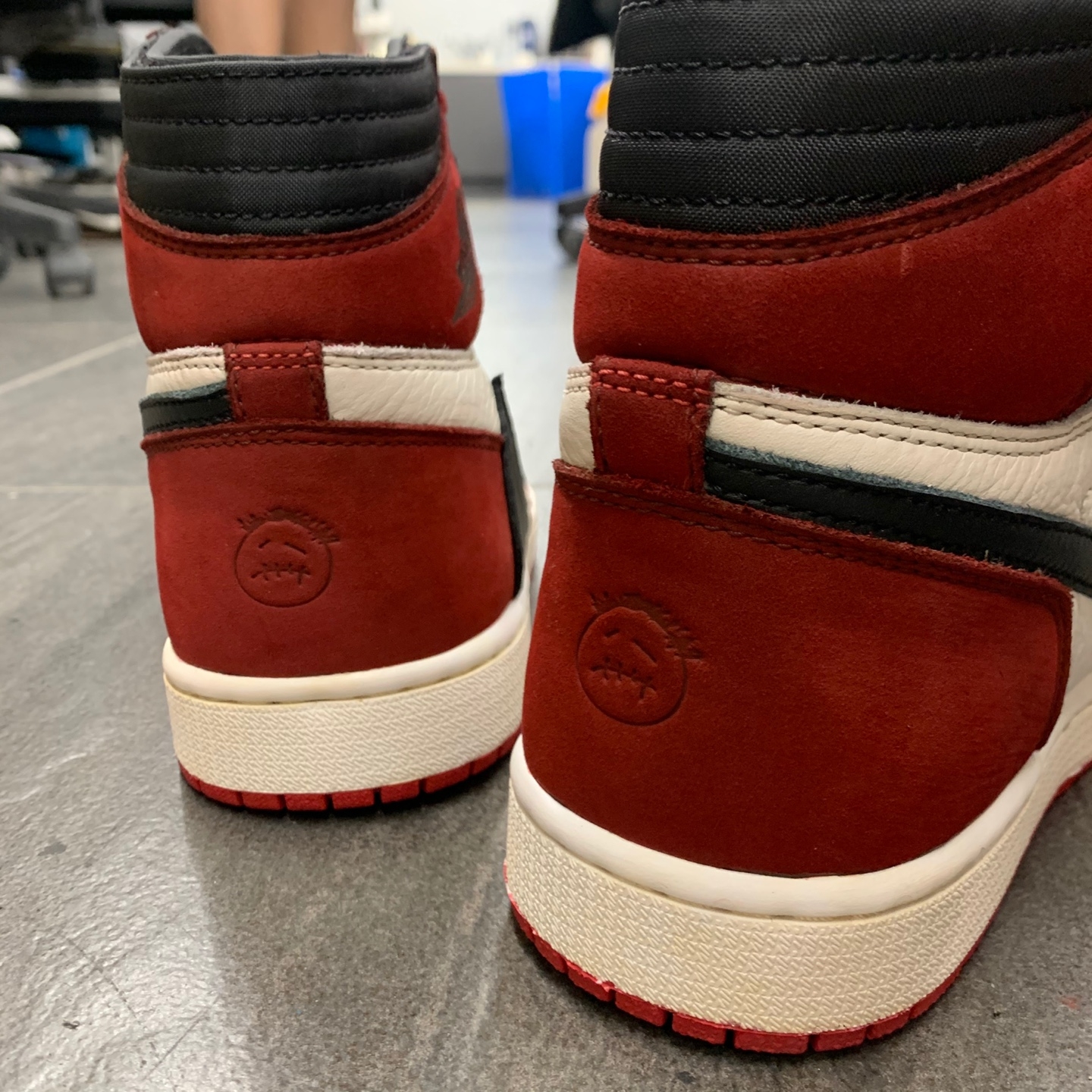 Jordan 1 x Travis Scott Retro High OG SP Mocha 착용 스타일 - 4