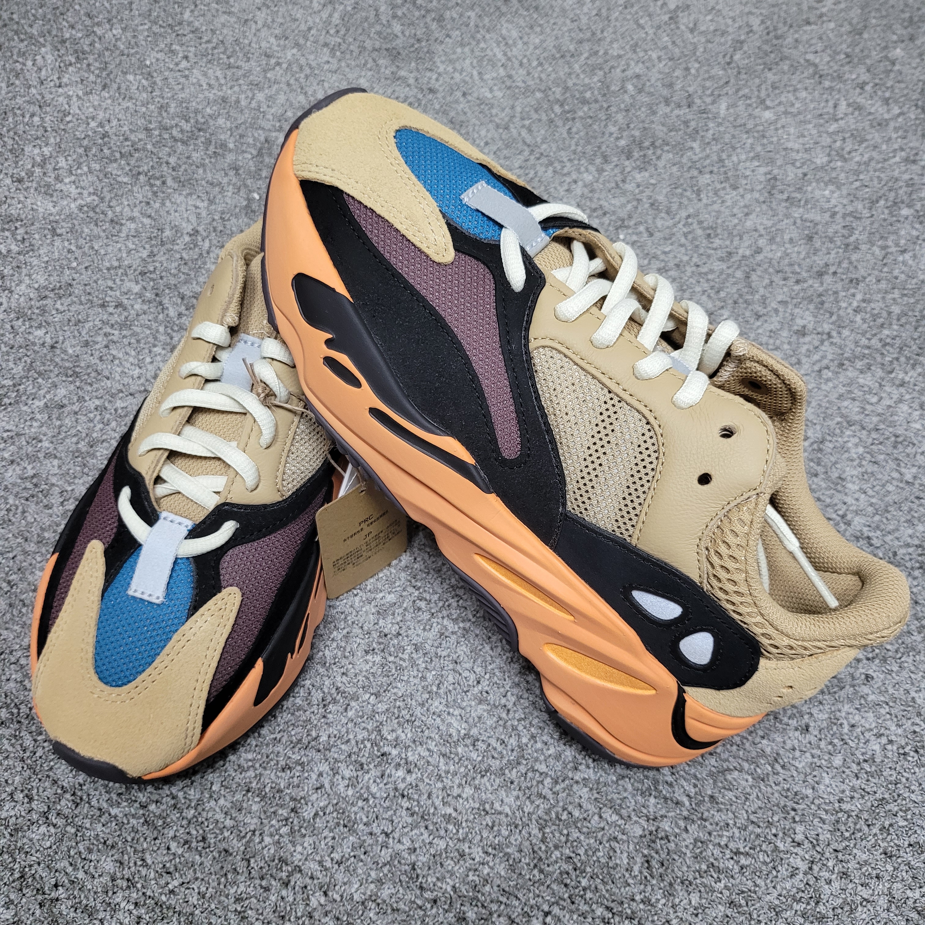 Adidas Yeezy Boost 700 Enflame Amber 착용 스타일 - 2