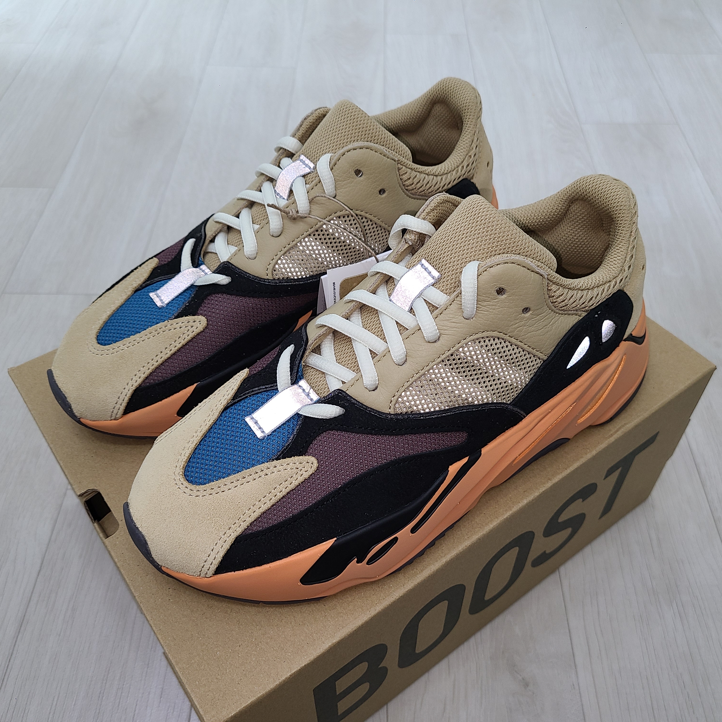 Adidas Yeezy Boost 700 Enflame Amber 착용 스타일 - 2