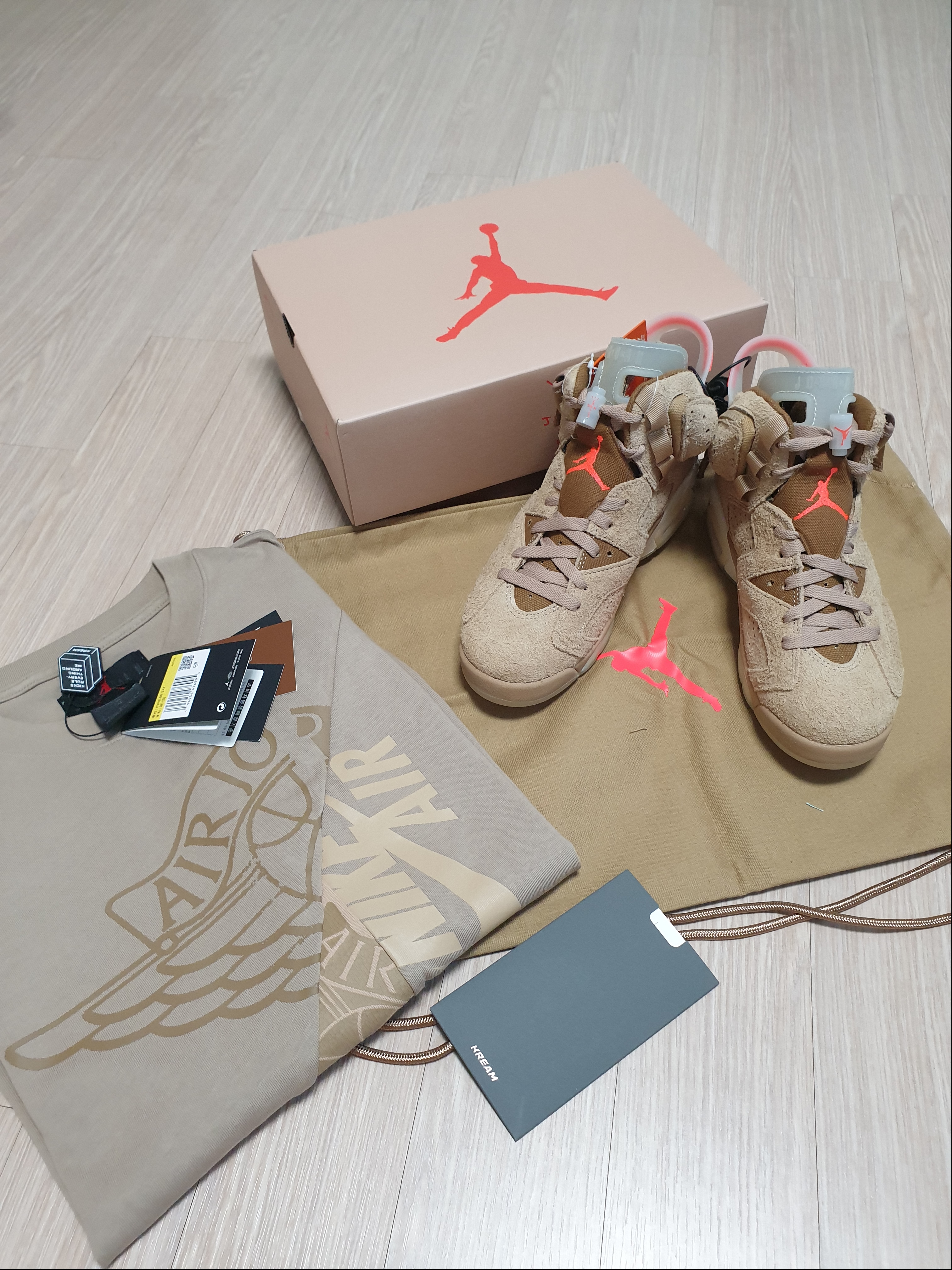 Jordan 6 x Travis Scott Retro SP British Khaki, Jordan x Travis Scott S/S Top - Asia 착용 스타일 - 1