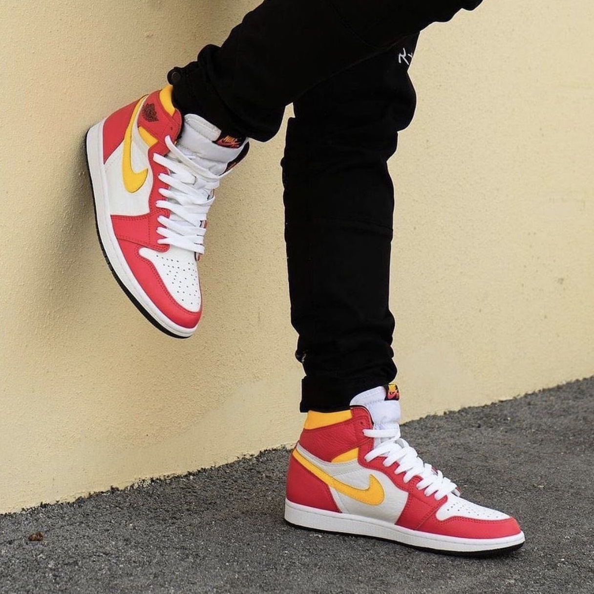 Jordan 1 Retro High OG Light Fusion Red 착용 스타일 - 2