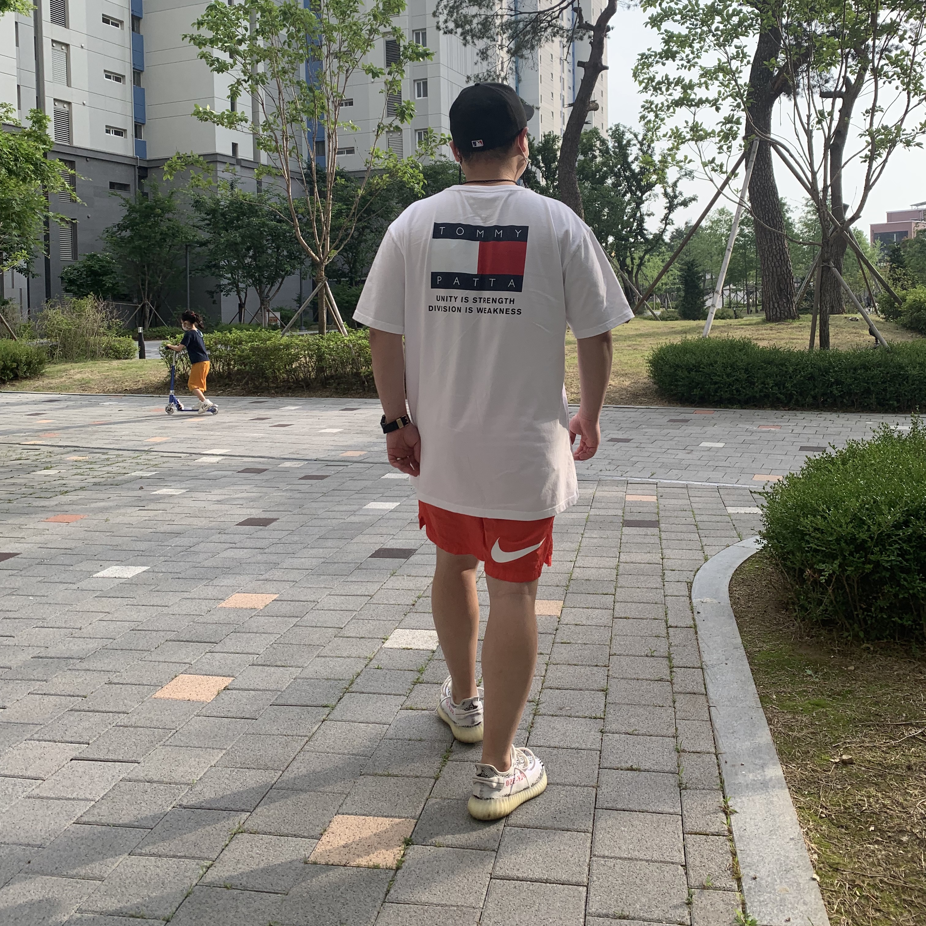 Nike x Stussy Water Shorts Habanero Red, Adidas Yeezy Boost 350 V2 Zebra 2017/2019/2020 착용 스타일