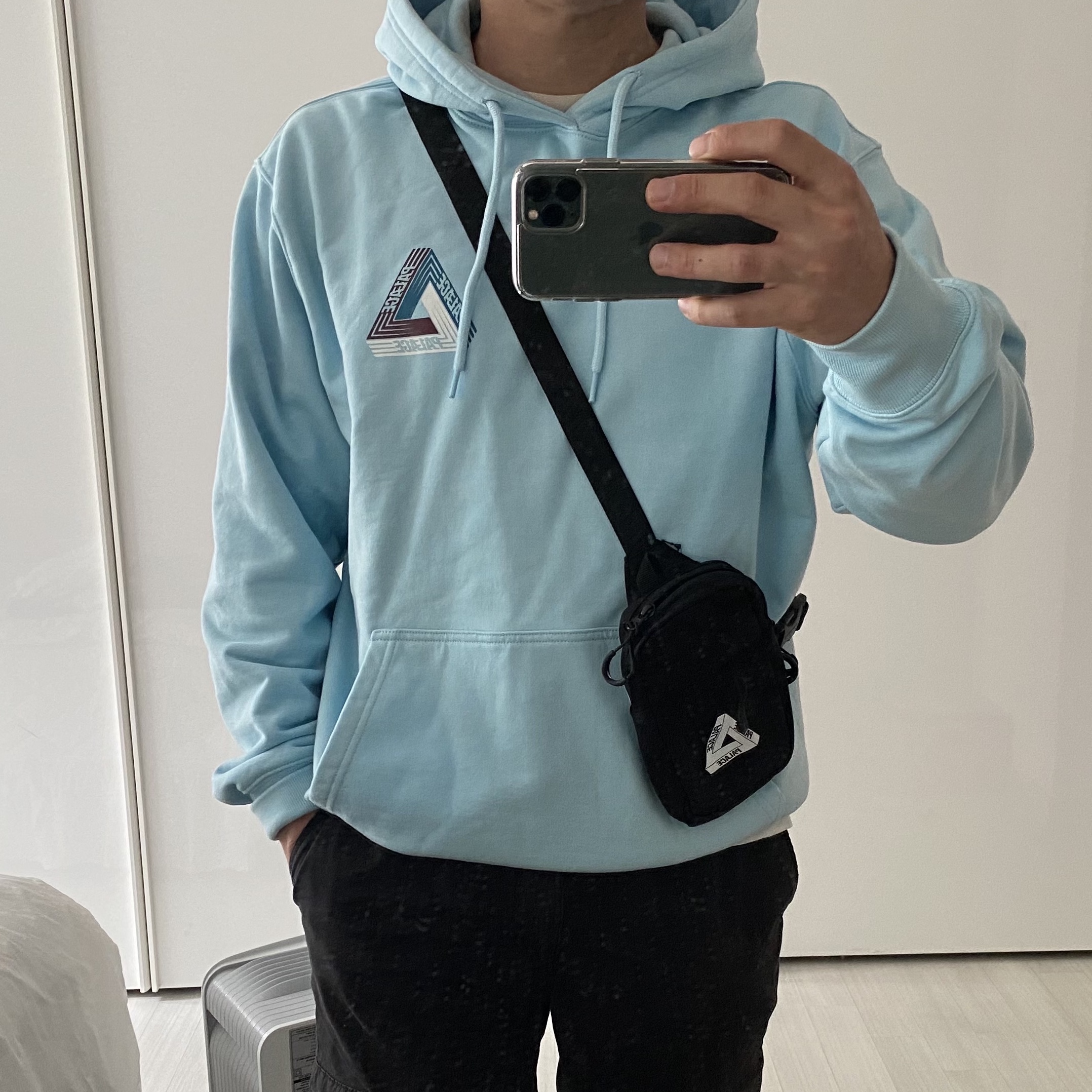 Palace Tri-Dart Hood Pale Blue - 20FW, Palace Cordura Body Shot Bag Black - 21SS 착용 스타일