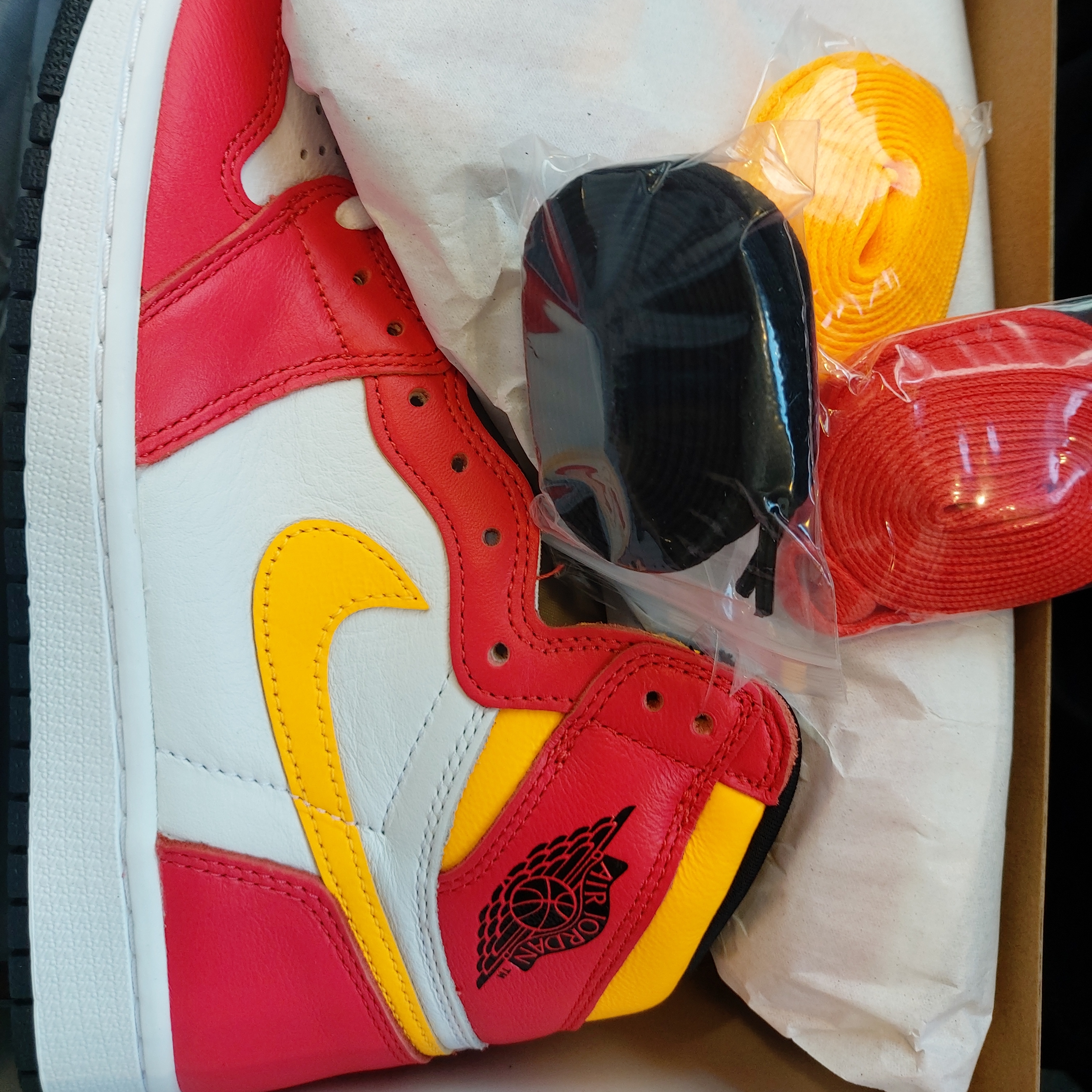 Nike Dunk Low Retro Varsity Green, Jordan 1 Retro High OG Light Fusion Red 착용 스타일 - 3