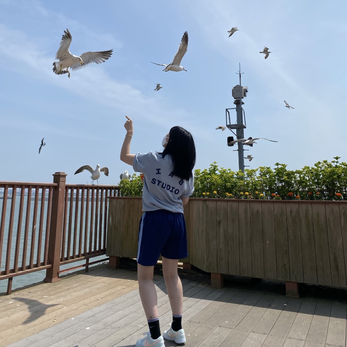 IAB Studio T-Shirt Ash Blue - 21SS, IAB Studio Track Shorts Navy - 21SS 착용 스타일 - 2