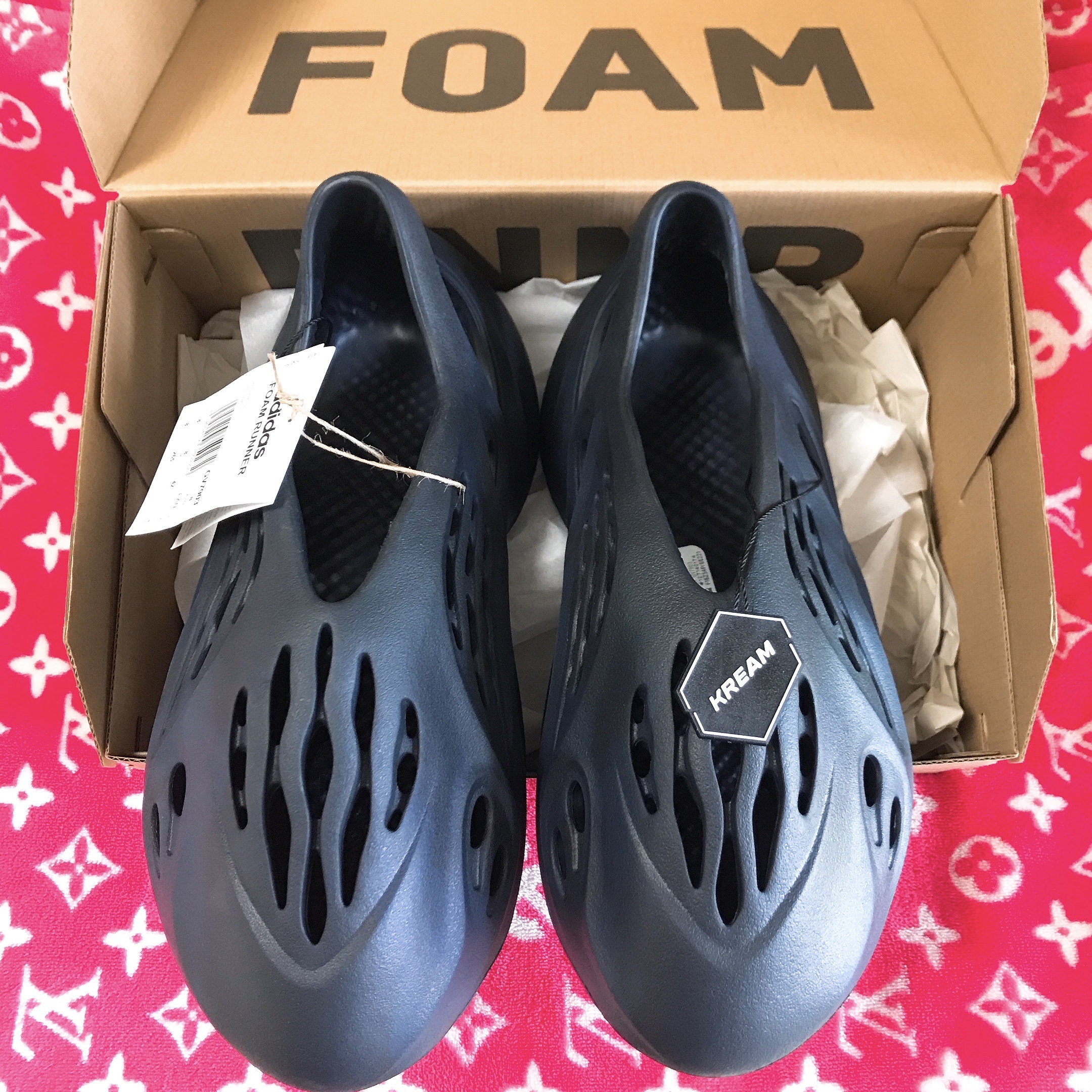Adidas Yeezy Foam RNNR Mineral Blue 착용 스타일