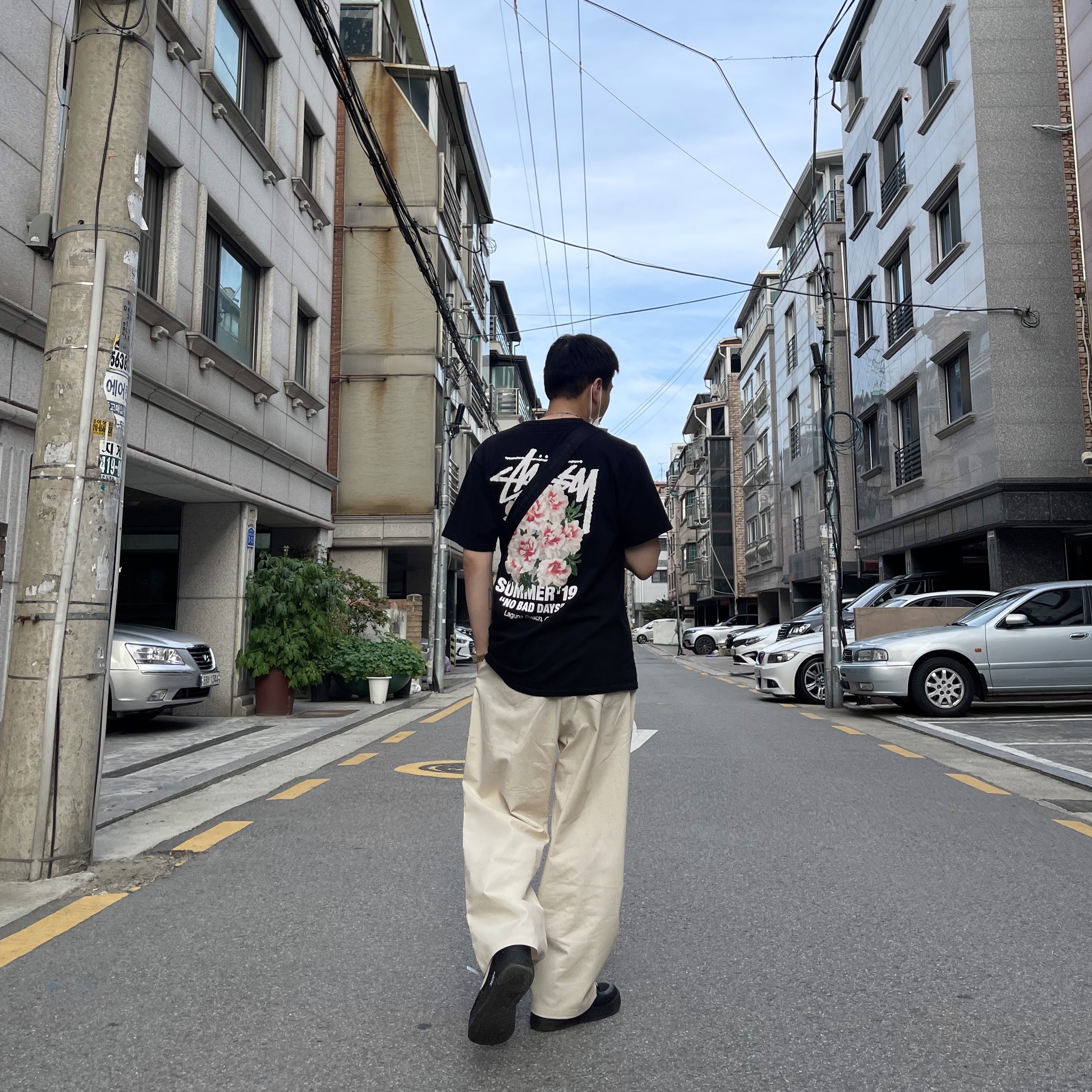 Stussy Carnation T-Shirt Black, Nike x Off-White Air Force 1 Low Black White 착용 스타일