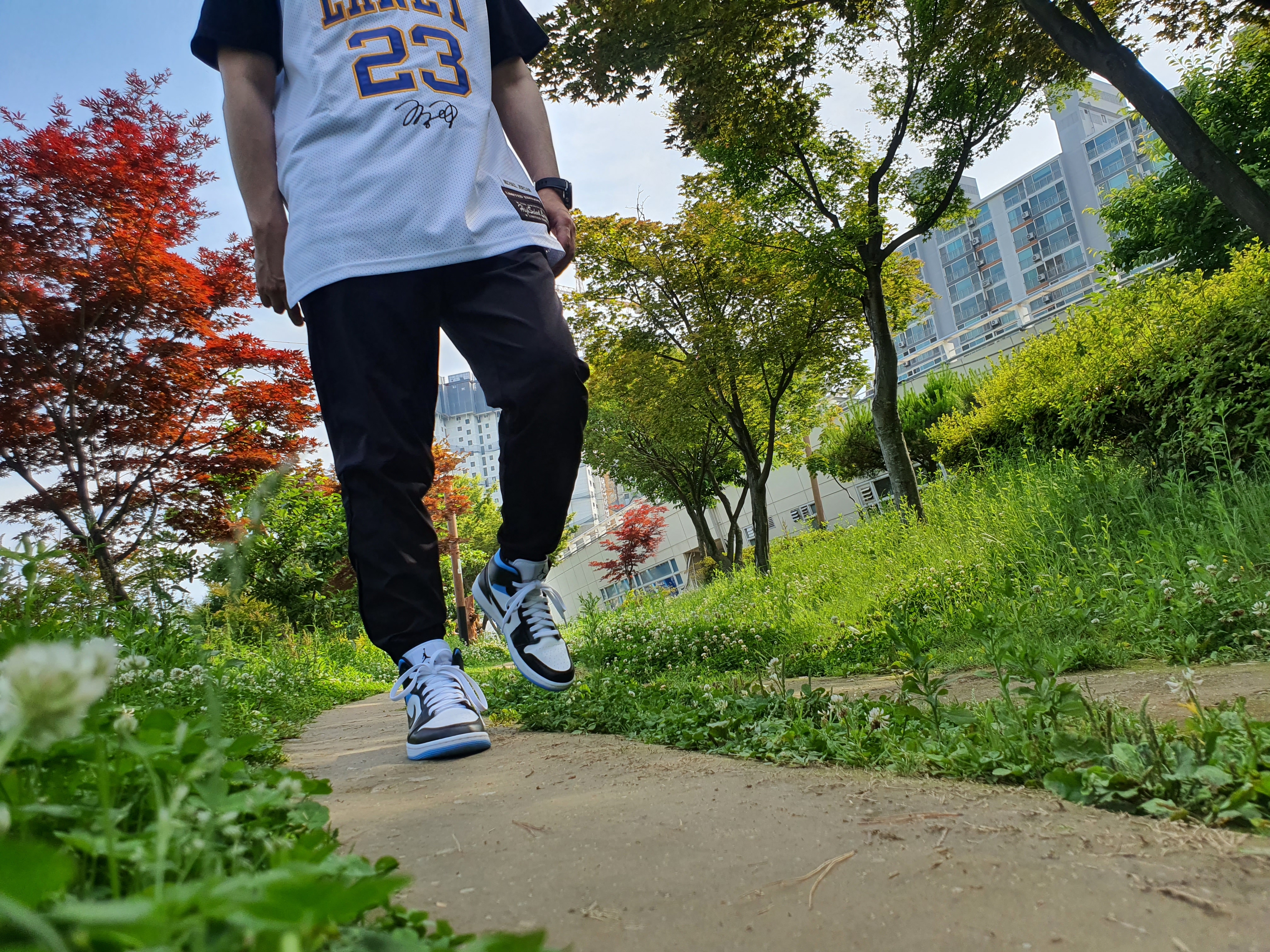 (W) Jordan 1 Mid White Black University Blue 착용 스타일 - 1