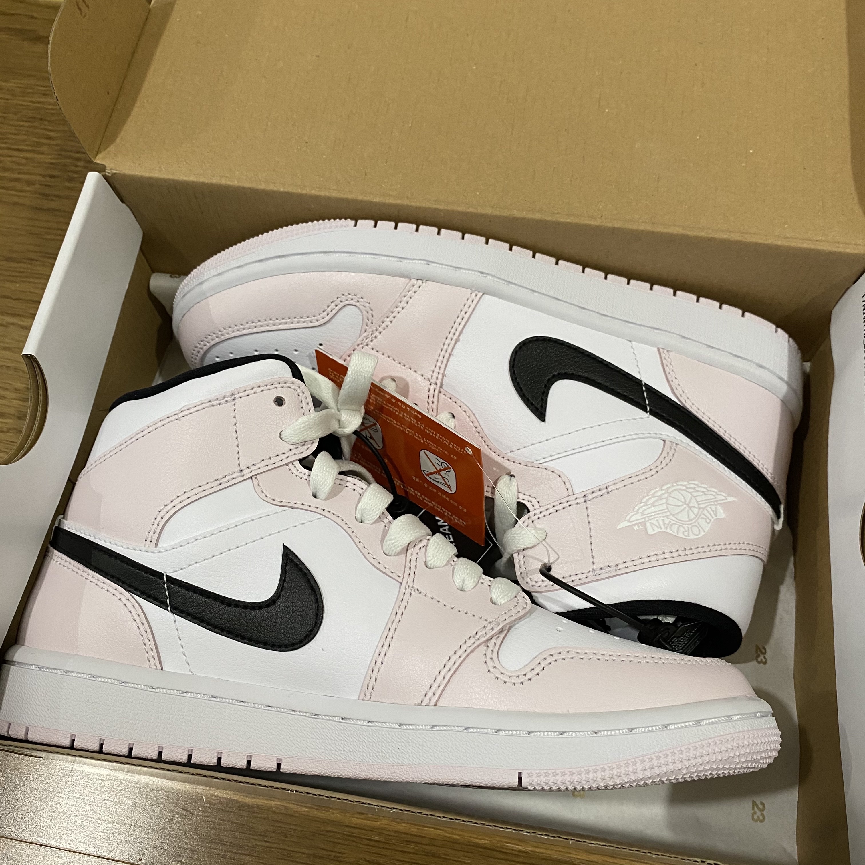 (W) Jordan 1 Mid Barely Rose 착용 스타일 - 1