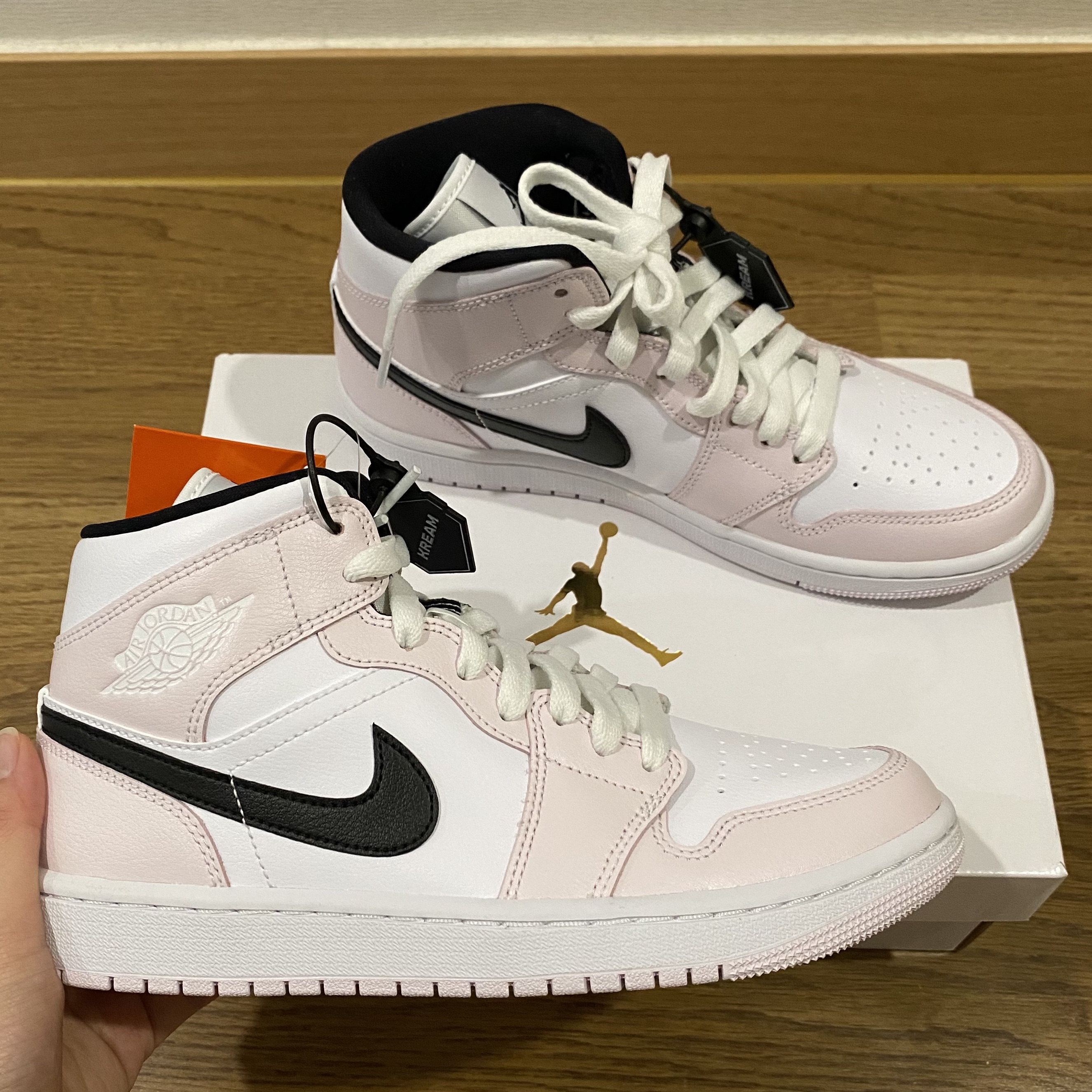 (W) Jordan 1 Mid Barely Rose 착용 스타일 - 2