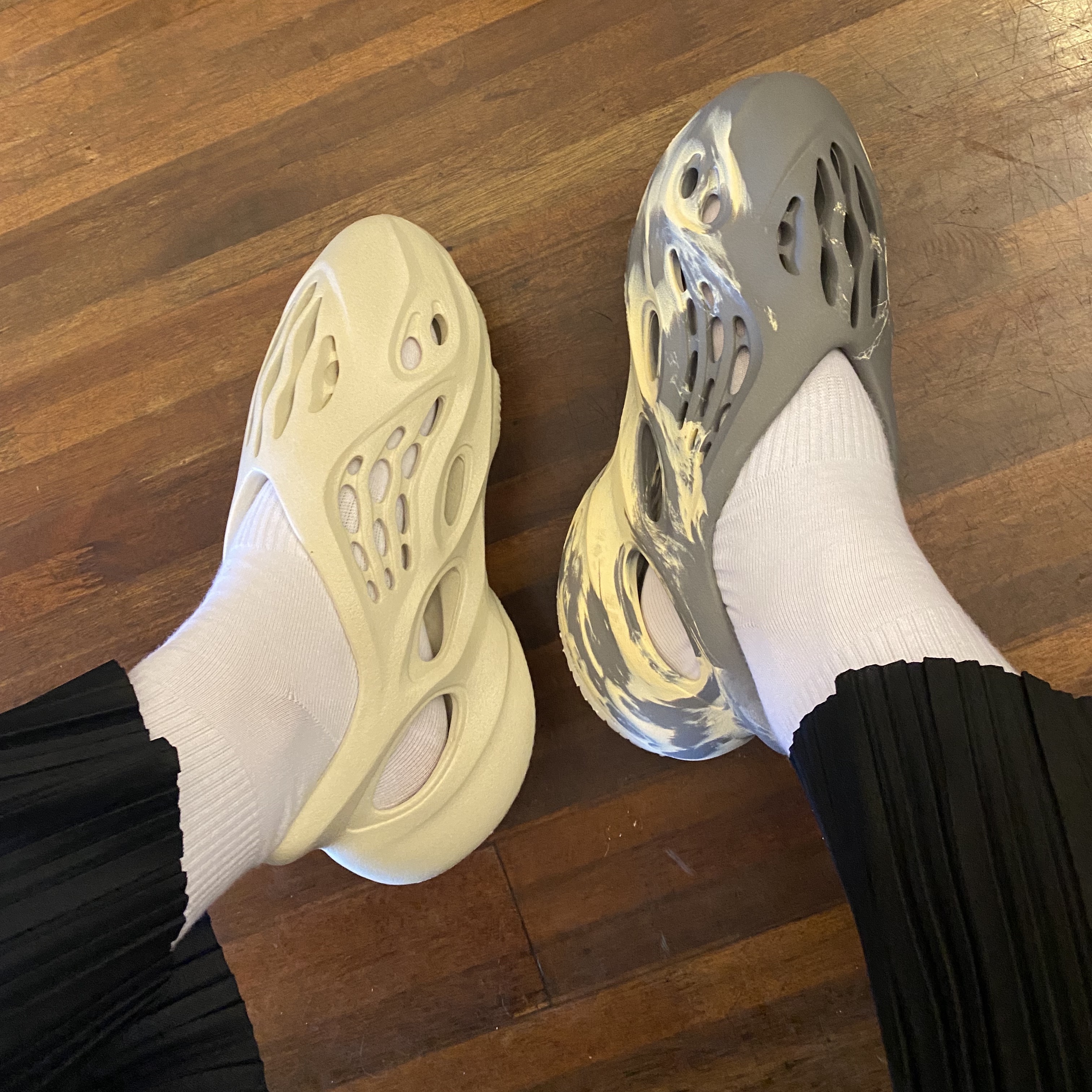 Adidas Yeezy Foam RNNR Sand, Adidas Yeezy Foam RNNR MXT Moon Gray 착용 스타일 - 1