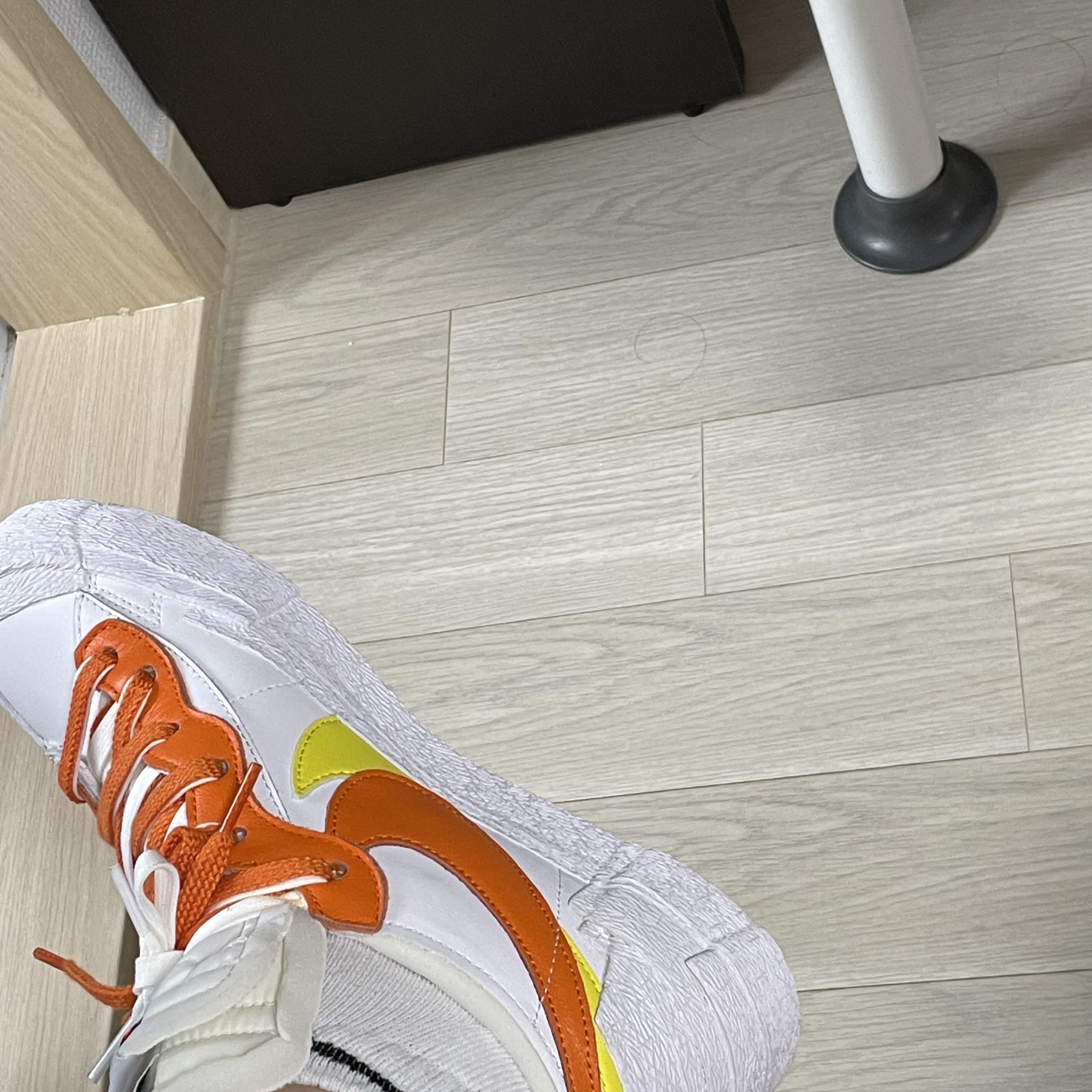 Nike x Sacai Blazer Low Magma Orange 착용 스타일 - 2